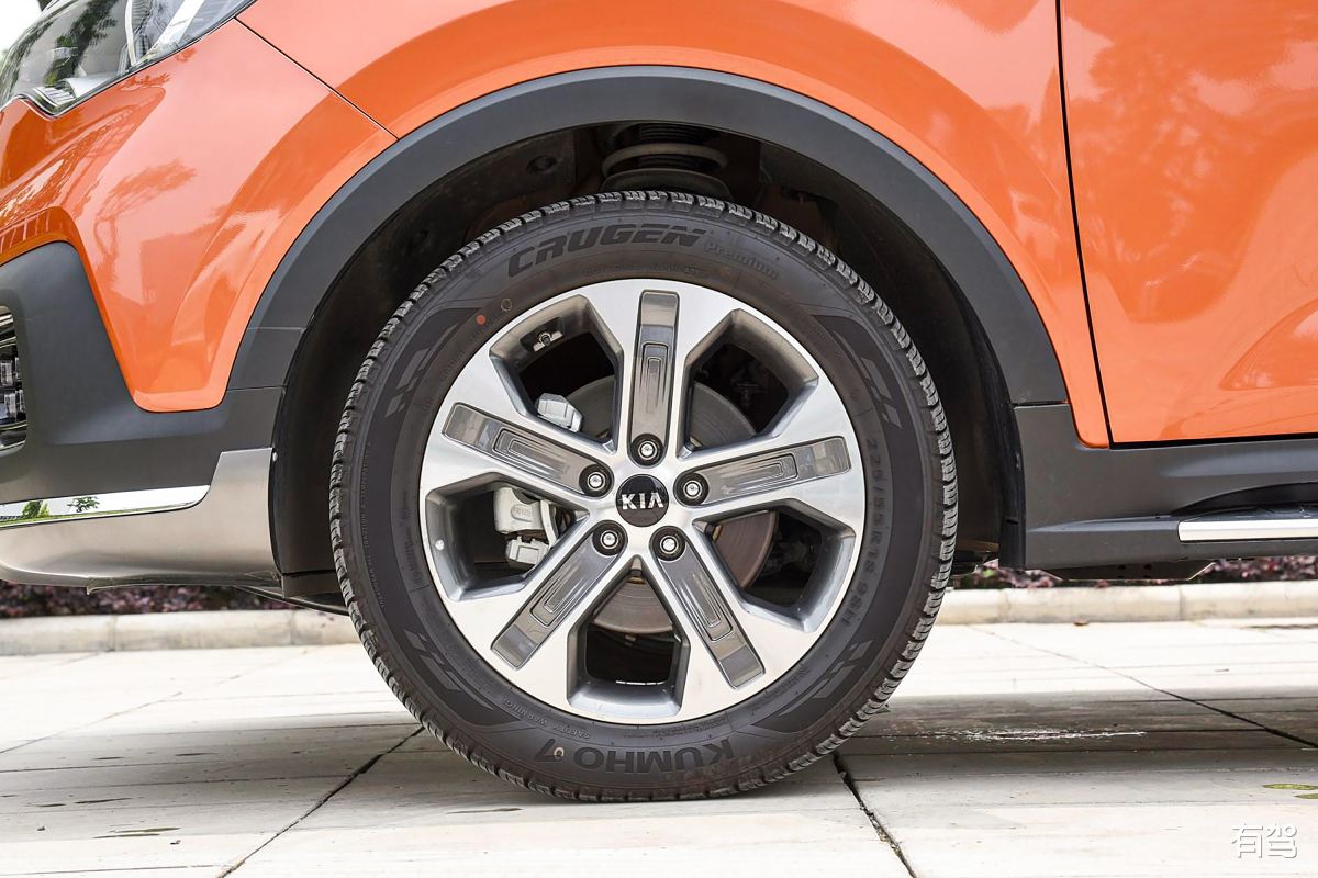 起亚kx7为什么从后面看轮胎是携驰的看起下面携驰。上面轮胎都进去了一样 两边感觉不一样