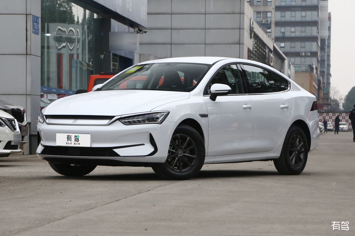 写一篇关于秦plus dmi 2023冠军版的评测文章，内容要求： 以2023年1-2月油车汽车销量（具体销量数据）背景开头，新能源车销量的现状，突出混动的重要性，之后详细介绍，各个版本价格和续航以及配置区别、内饰介绍（包括 车机以及系统、座椅辅助功能和材质、天窗、变速箱、音响厂家、后备箱容量）、内饰插图，内饰颜色和配置详情，外观配色、外观介绍，刹车配置，悬架型号和厂商，底盘详情介绍，发动机配置，电池配置详情，混动系统平台和与上一代区别，外观设计，动力介绍，油耗评测，续航，驾驶模式