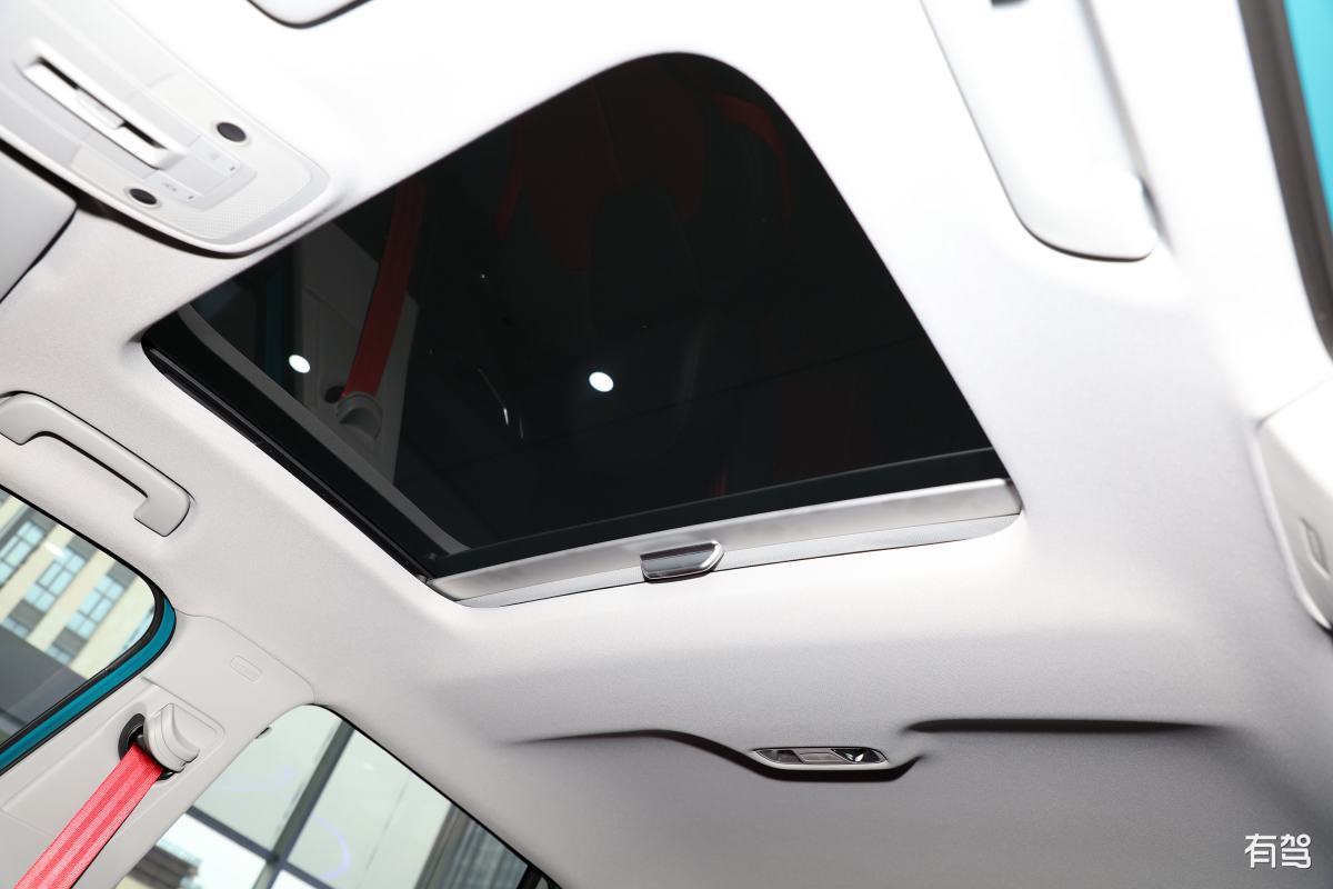 汽车后窗音控交互电子牌设计与制作具体要求如下：1利用透明贴膜屏幕在汽车后窗处显示文字图案；2语音控制让电子牌显示要说的语句与后车进行交互例如谢谢让路等等；3、自动检测后车的距离电子屏显示后车距离；4、电子牌的交互性设计更丰富点字体图案颜色根据以上内容通过单片机等系统提交一个系统报告