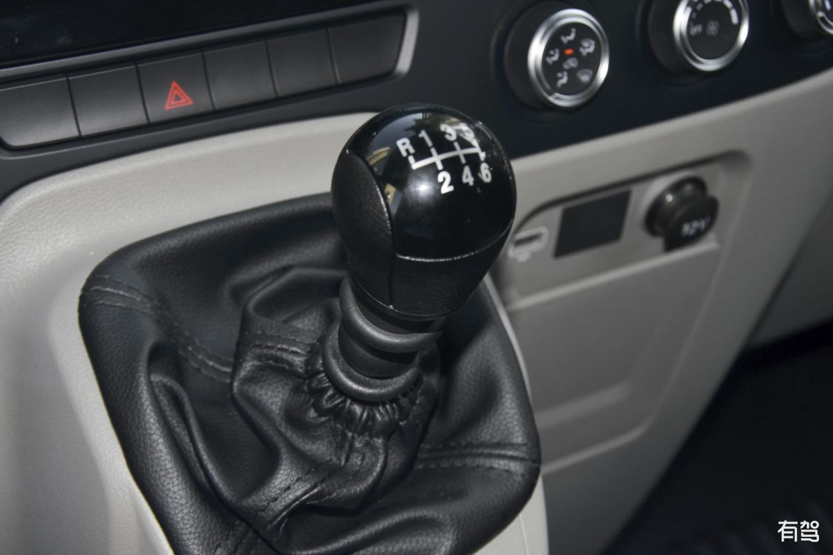 法士特小八挡正上坡时高挡减低挡的技巧？