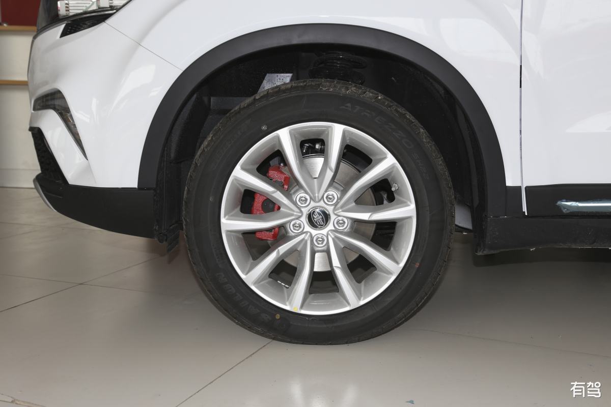 起亚KX7 后轮轮胎品牌差异解读：携驰轮胎的视觉效果