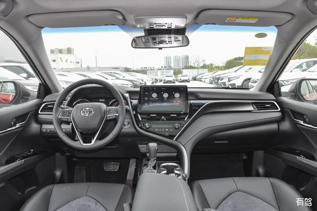 知乎的风格是：用谢邀开头用很多学术语言引用很多名言做大道理的论述提到自己很厉害的教育背景并且经验丰富最后还要引用一些论文。请用知乎丰哥描述这个开凯美瑞的人真帅