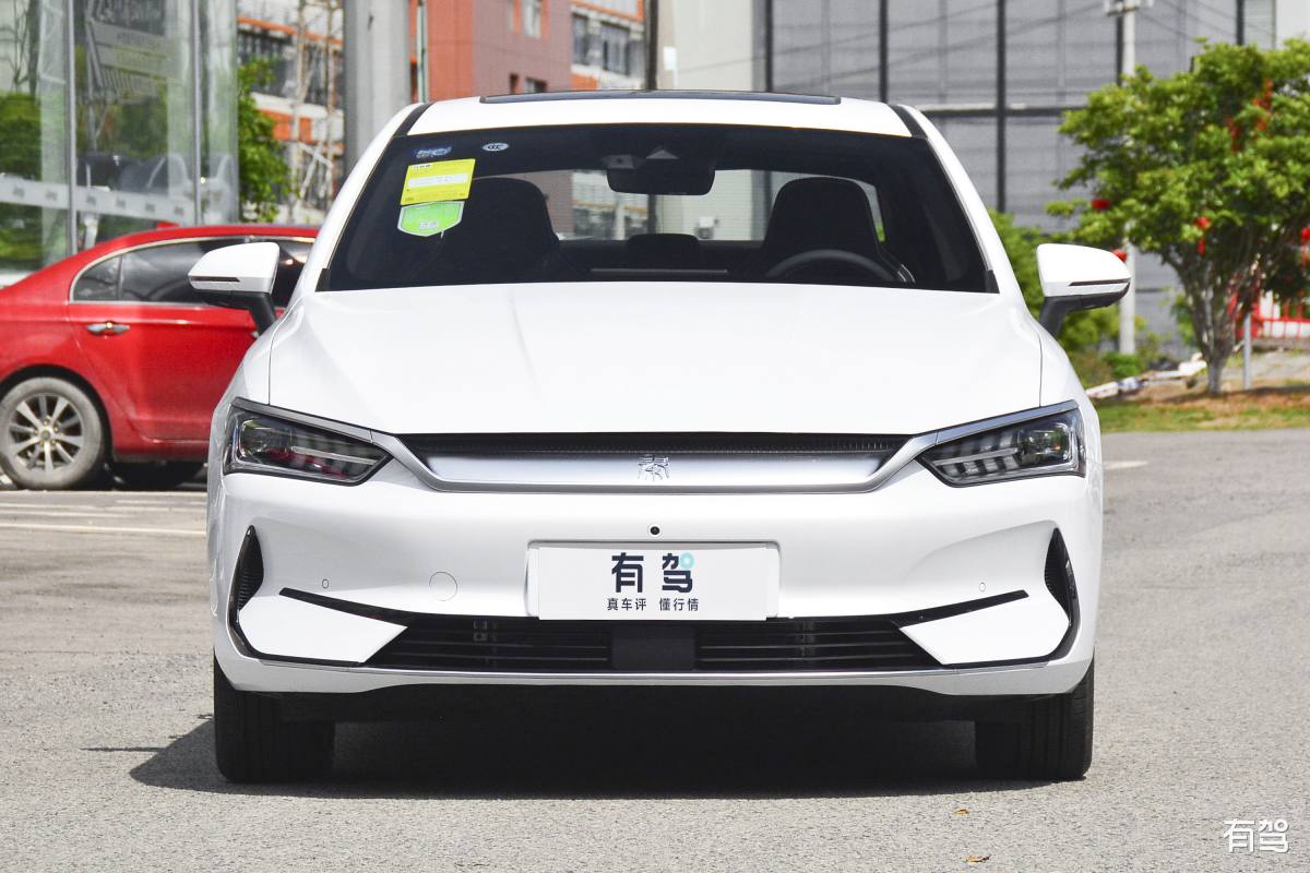 写一篇关于秦plus dmi 2023冠军版的评测文章，汽车销量背景，新能源车的现状，突出混动的重要性，内容要求有，各个版本和价格、内饰评价、内饰插图，内饰颜色和配置详情，外观配色、外观评价，外观设计，动力介绍，油耗评测，续航，驾驶模式