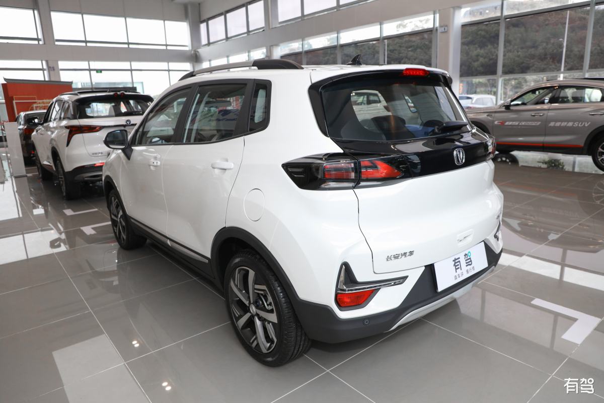 请以下面两段话作为参考仿写一段吉利几何E2022款驾驶感受。1几何E出色的完成了一台车该有的素质表现。其实这些价格较低的电动小车我也开过不少了它们大多的问题就是静态表现都还行动态立马就现形糟糕的行驶质感经常让人感觉在开一辆散装拼接的车子一样。而几何E保持住了一辆车该有的基础素质同价位、同级别的车型中常见的转向手感差、制动软有虚位、底盘松散、噪音控制不好等缺点在几何E身上都解决的比较到位是一台非常舒