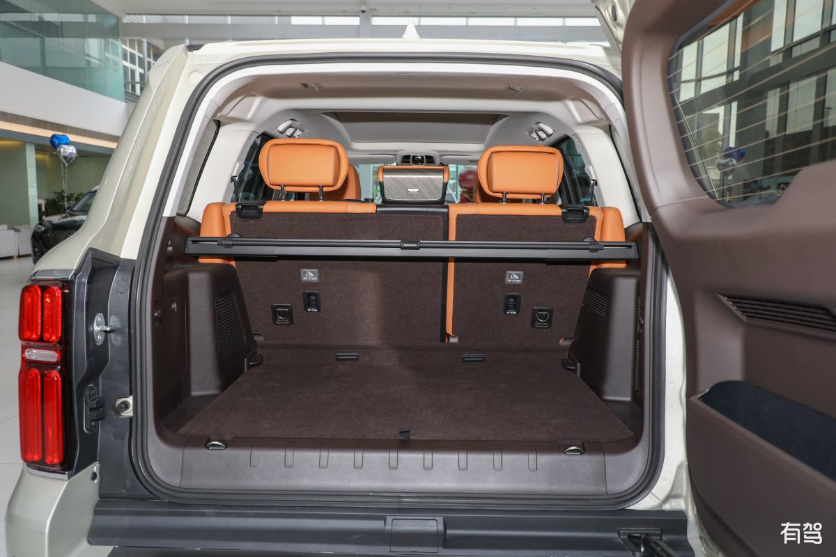 写一个1分钟关于坦途汽车的单人口播情景剧抖音短视频文案