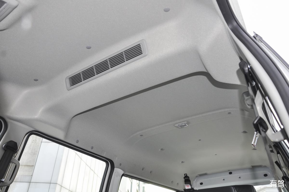 金杯海狮的倒车雷达在车身哪个位置