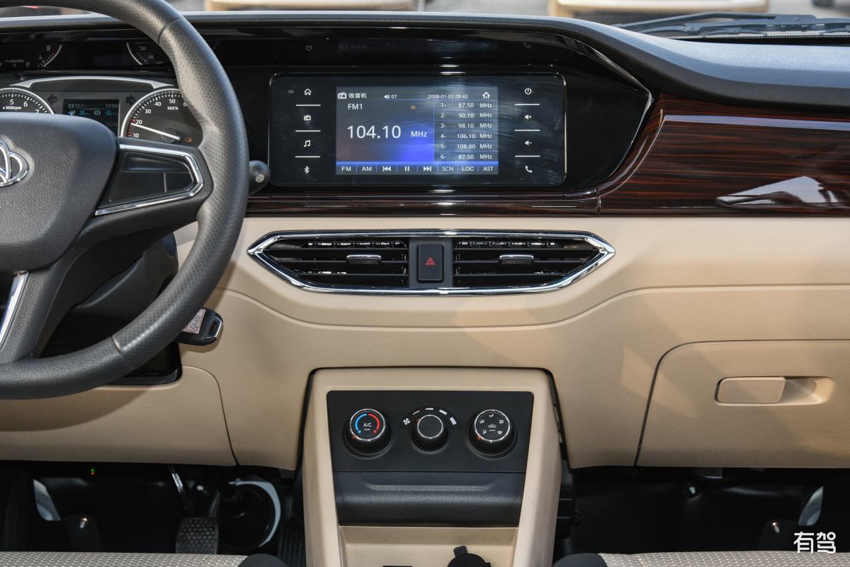 长安univ点烟器保险在哪个位置中控台区域没有看到 200字