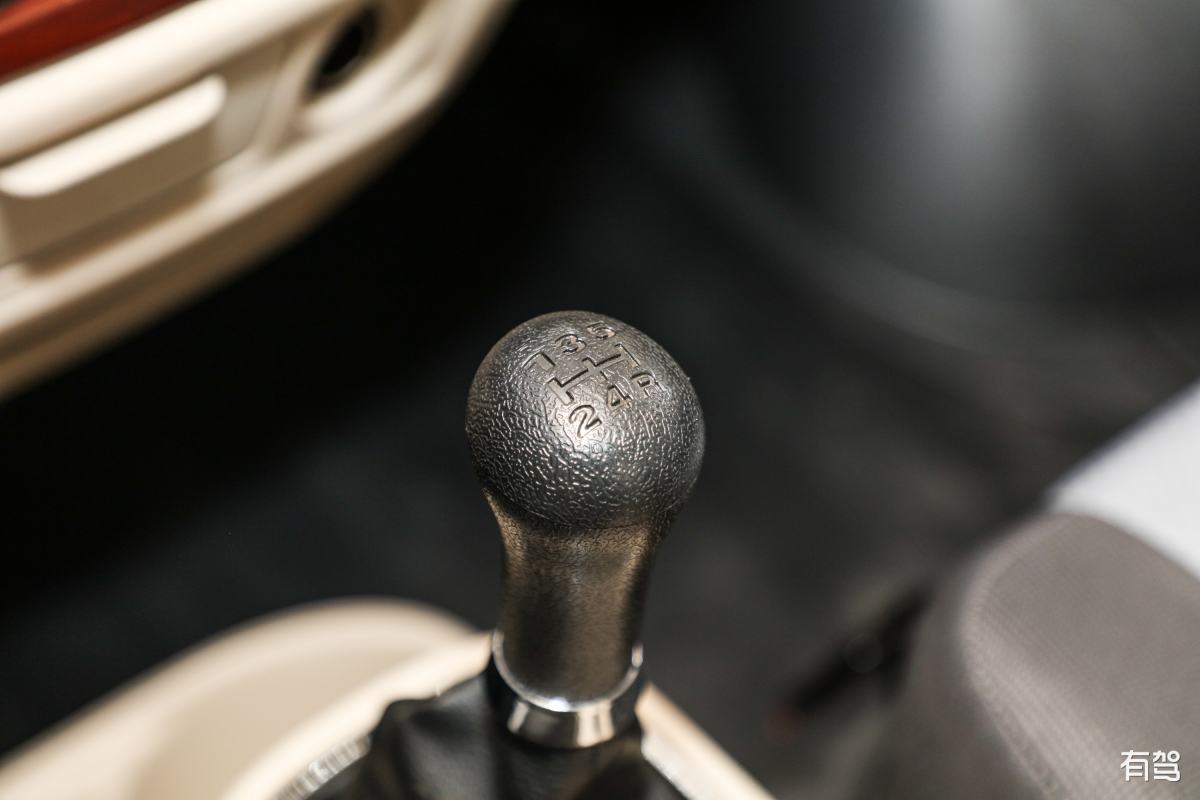 帮我对一下文章进行洗稿近日广东江门一名女子晚上装空调。两名小伙子上门安装完之后希望女子能给100元加班费。没想到女子听了他们的要求豪横说了一句话让两名小伙子当场惊呆了。女子说那个拆下来的旧空调你们拿走送给你们我再另外给你们1000元加班费。女子说到做到马上掏出一沓现金递给两位小伙子。两位小伙子先是一脸惊讶随后羞涩地笑了但有些不好意思收。女子硬塞到他们手中态度真诚地说拿着吧你们很不容易这是用命挣的钱