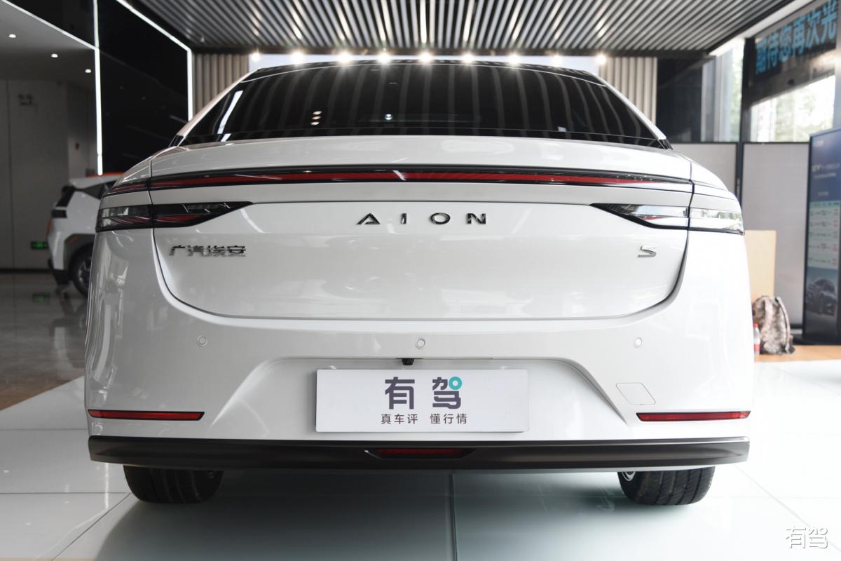 王者上强度 清场纯电圈。作为埃安AEP20纯电专属平台打造的高颜值纯电轿跑AION S Plus不仅拥有星空战舰般犀利的外观造型超阔气的后排空间还拥有能够畅玩3000余款游戏大作的智能座舱以及安全无虞至今保持0自燃的弹匣电池。而在2月推出的AION S Plus70乐享版更是以配置很顶、价格很美的超值之选成为时下年轻人争先拥有的科技装备理解上面的内容下面是要求文章要求如下：内容围绕埃安4