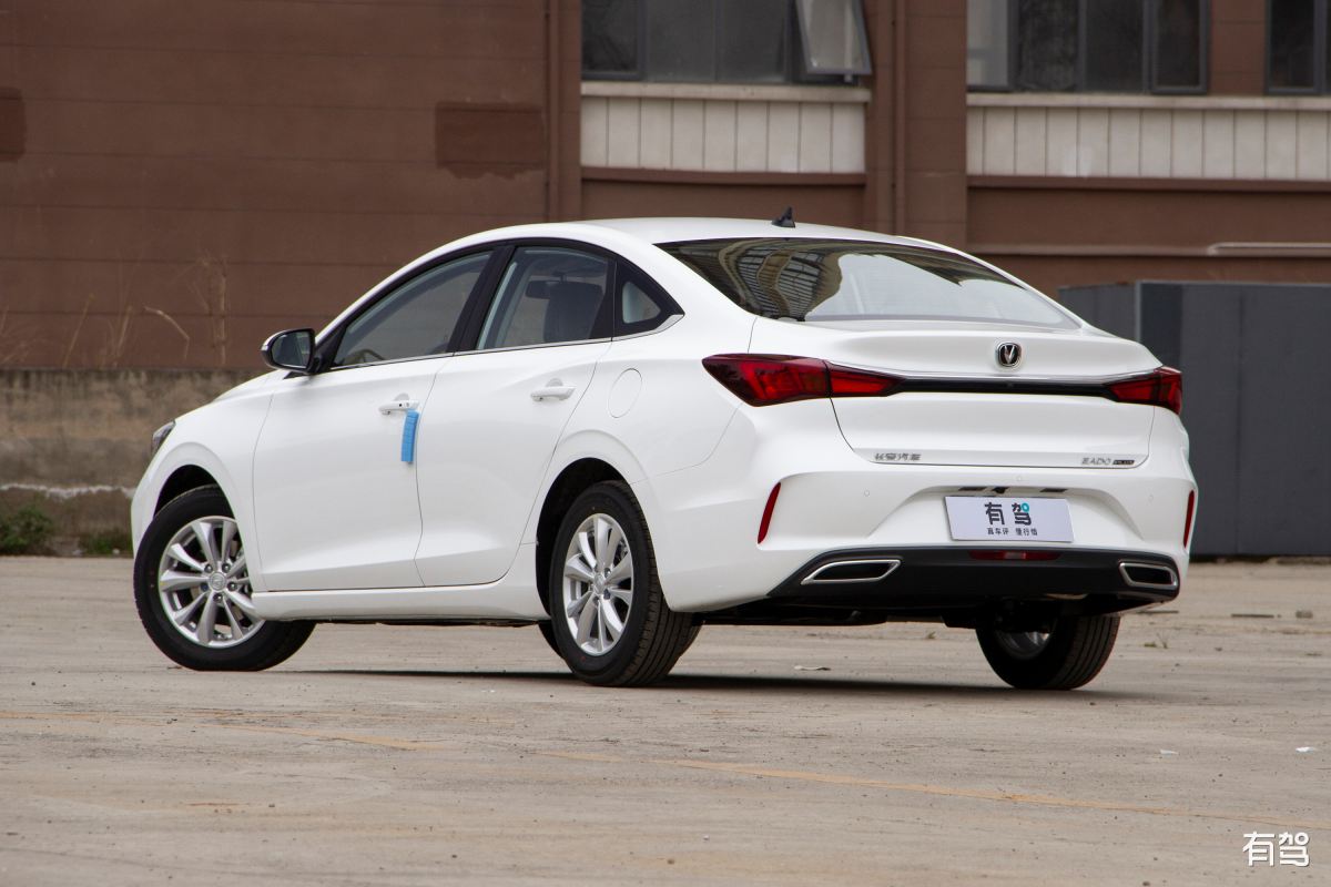 油电混合动力Changan Eado PHEV：Changan汽车百公里油耗安全系数高驾驶体验舒适优缺点系统的介绍落地价格给出详细介绍