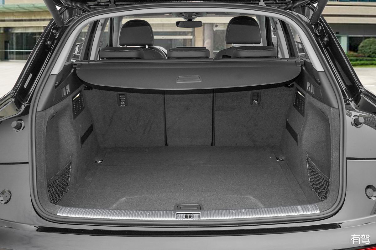 2021款奥迪Q5L后排放倒纯平吗