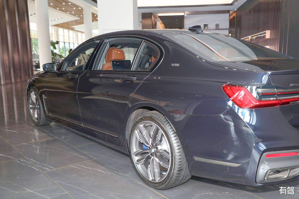 宝马M760Li特别版亮相阿布扎比激进而精致