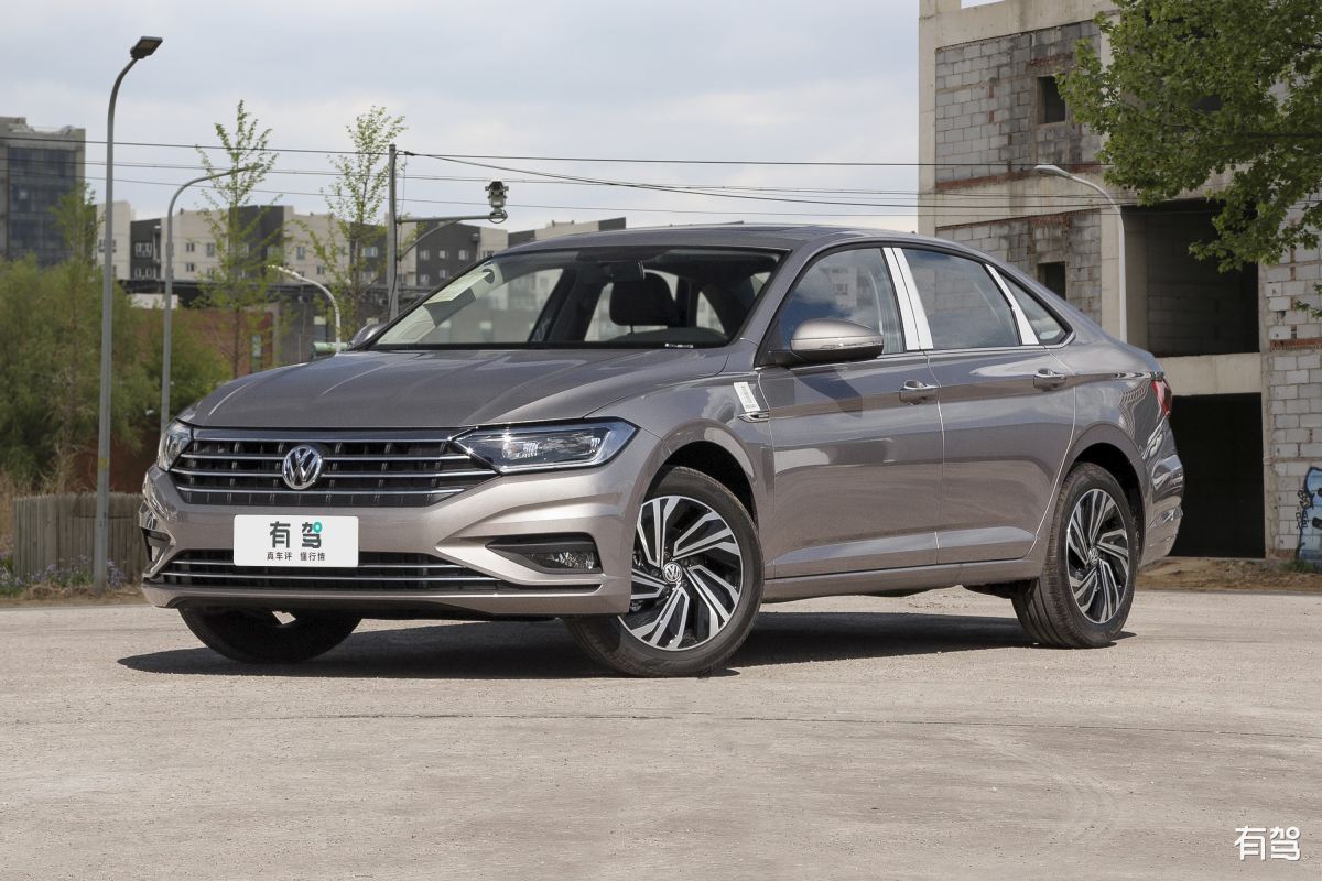 新速腾14T手动顶配和16L自动顶配预算15万多主要家用上下班以及自驾游一年大概跑两次高速手动感觉太累16L自动顶配感觉发动机没有新速腾14T手动顶配好但新速腾14T手动顶配自动又超出了预算我该如何选择呢？