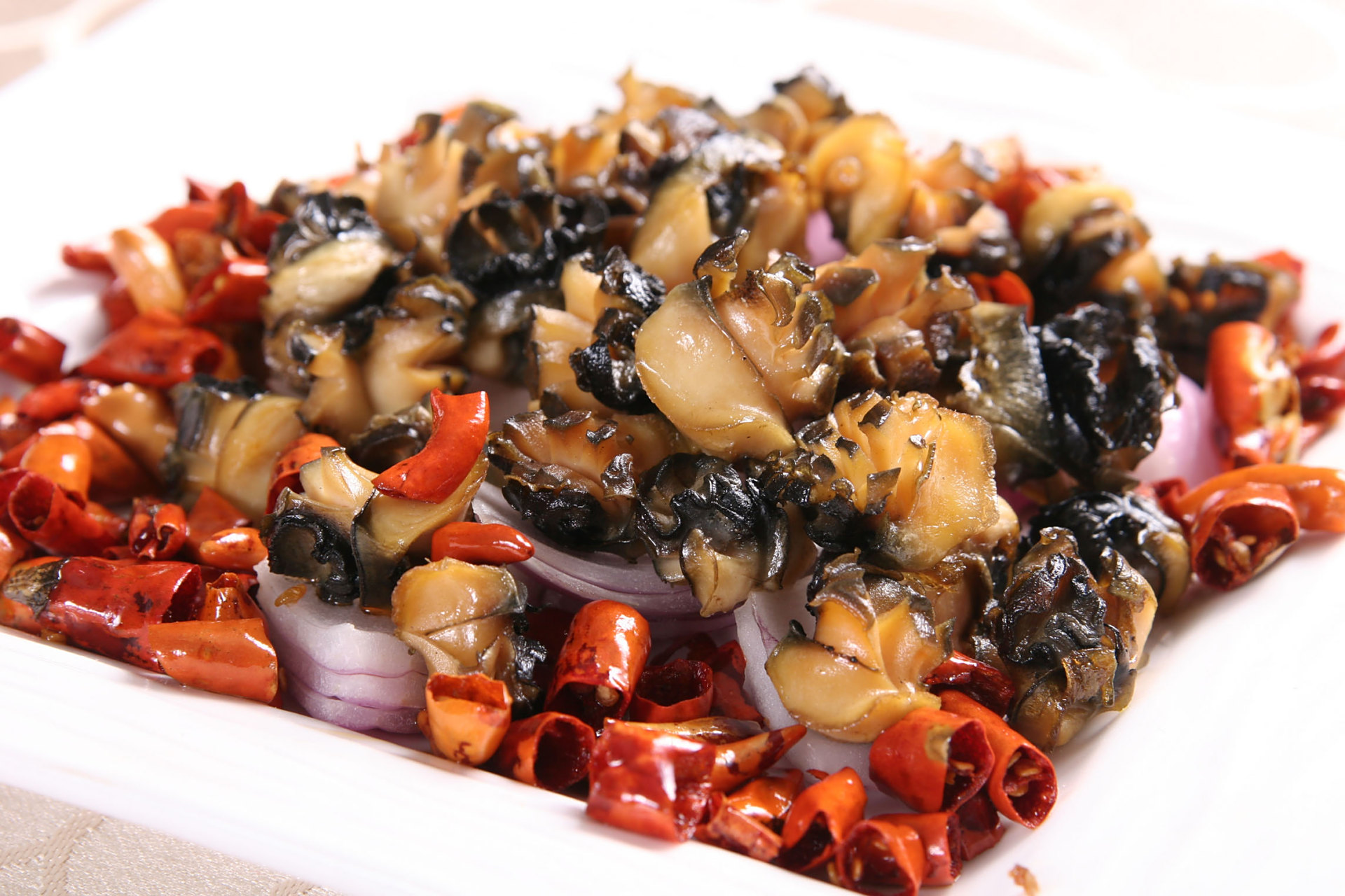 处理一下白面螺,把吸盘一个个去掉;2.切好葱和彩椒;3.