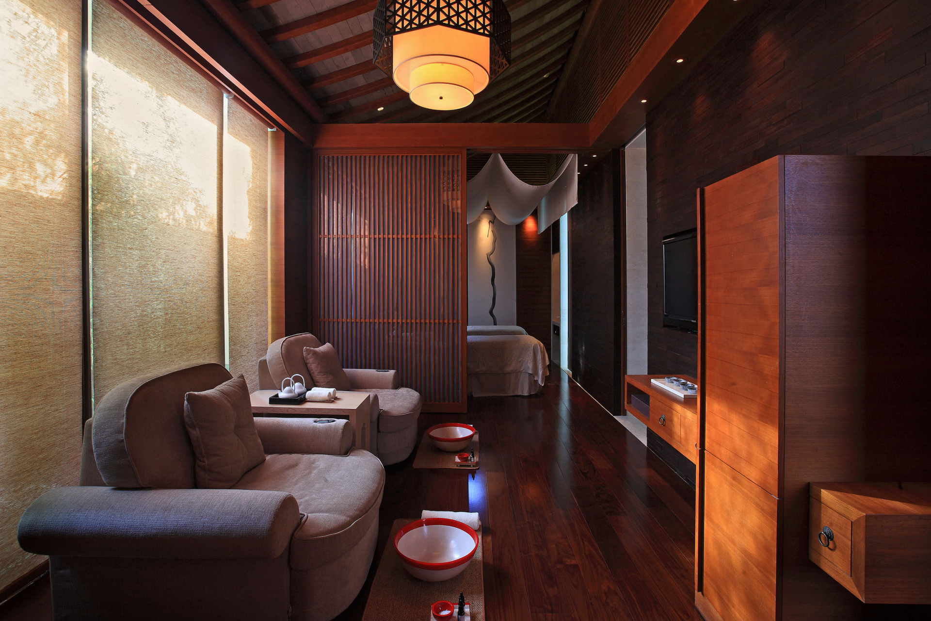 晚上七点到九点是肾经气血最弱的时候,泡脚正好可以