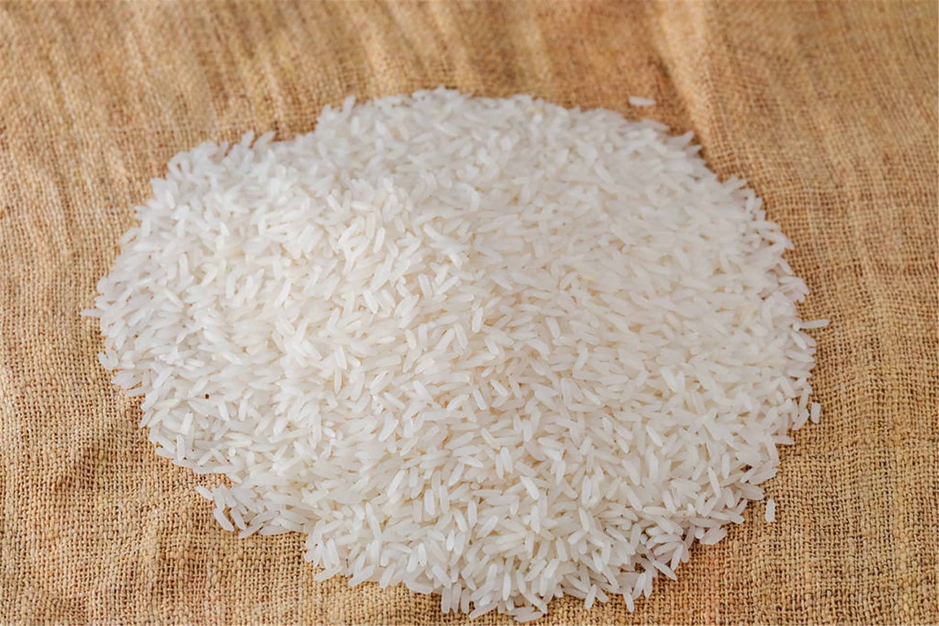 精米,精面口感好,但加工中去掉了富含b族维生素,钙,锌,铁和膳食纤维的