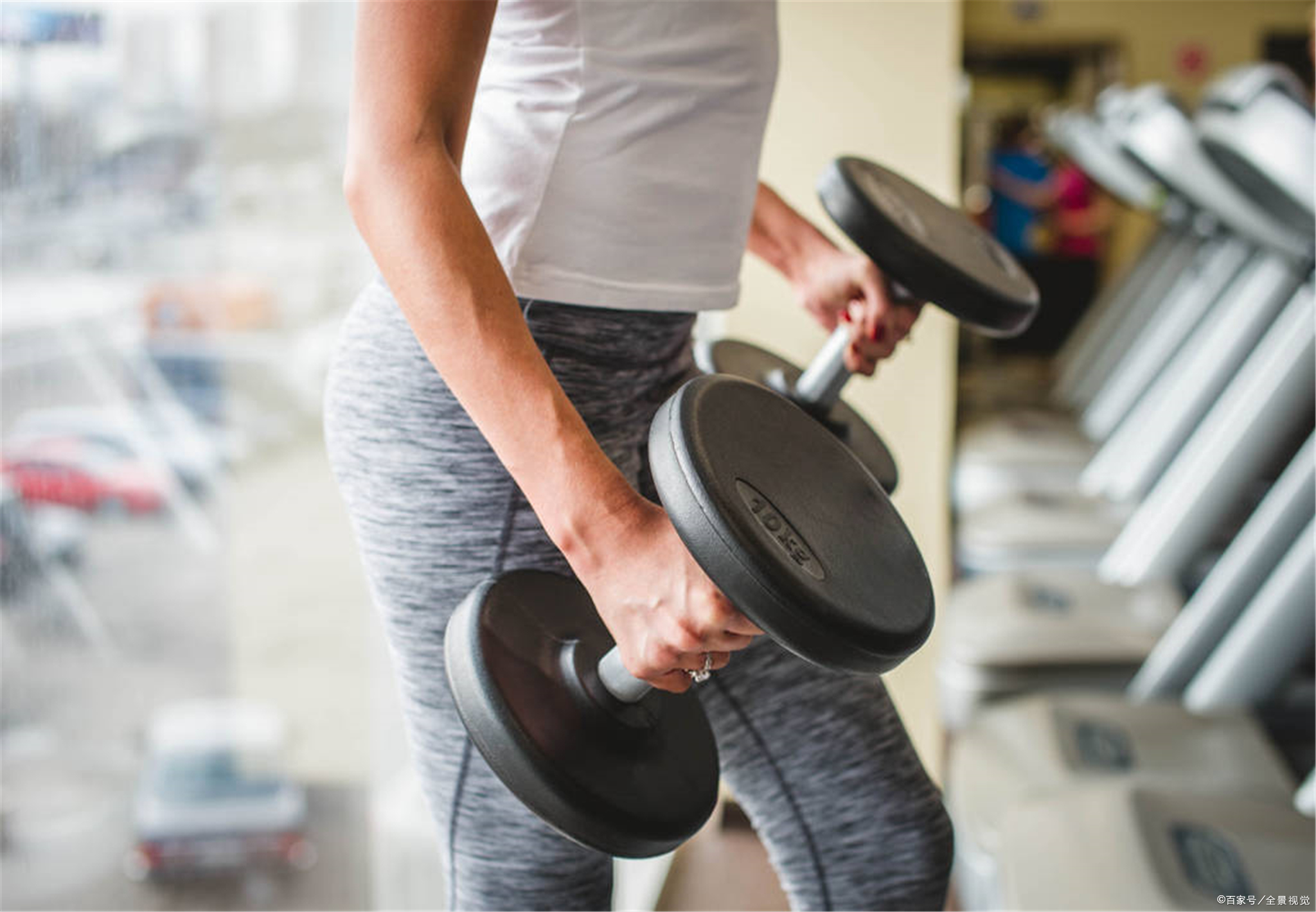 "heavy hand"别理解成"手里拿的东西很重"!