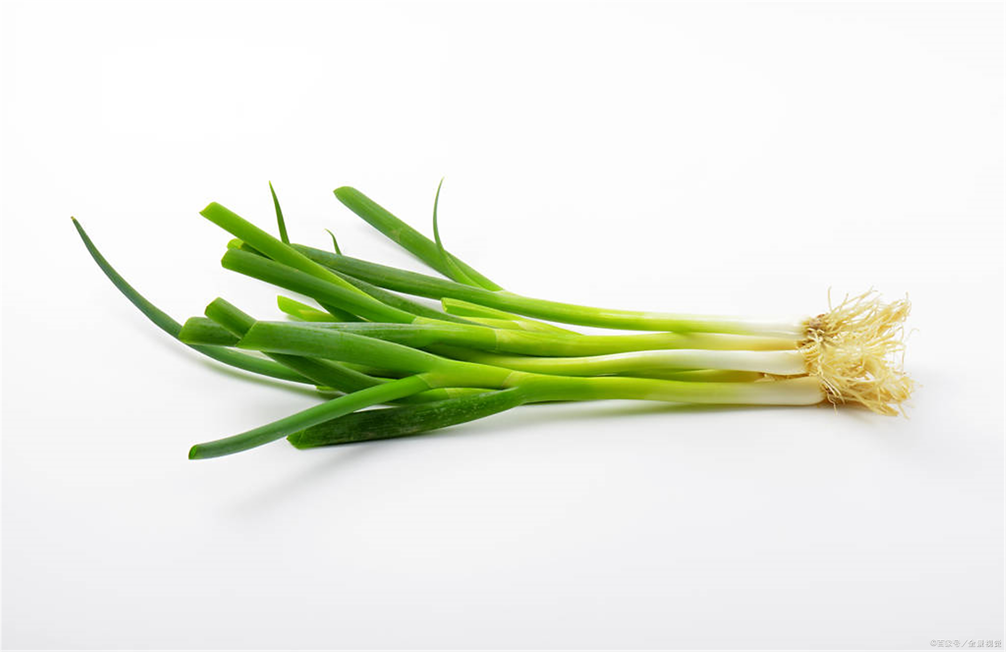 可以将洗干净的大葱须捣碎,敷在生疮处,连续几天使用,皮肤生疮处会