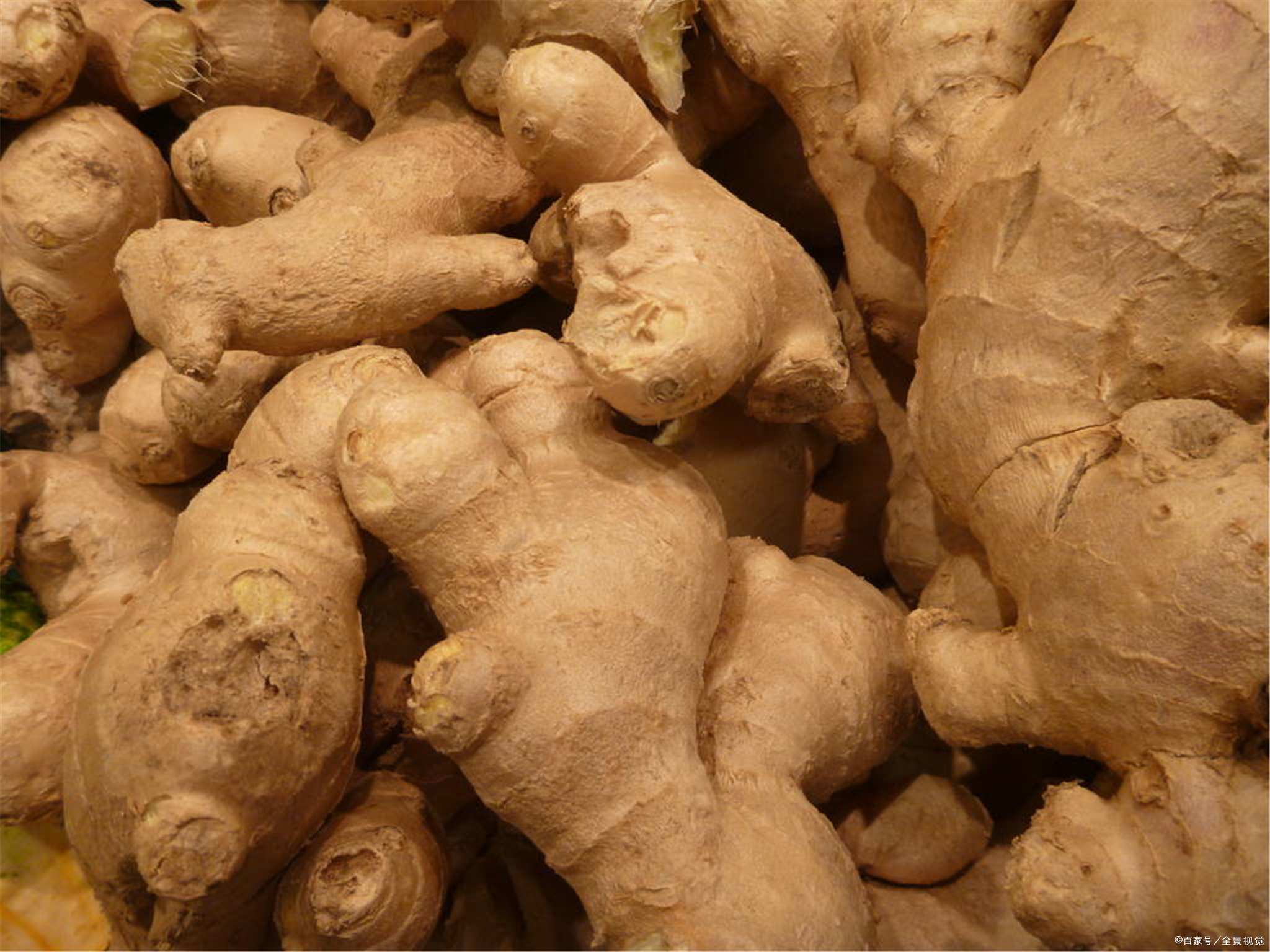 它不仅可以当调味料,而且还可以加工成各种零食小吃,因此市场上生姜