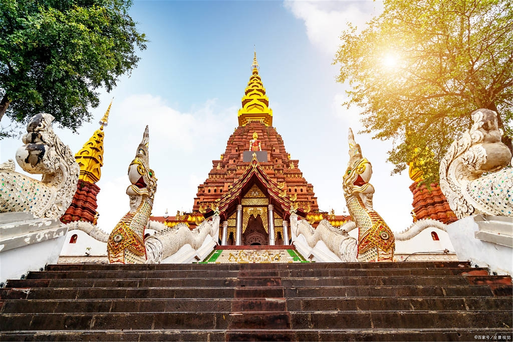 西双版纳:一个集傣族风情,小乘佛教,热带雨林为一体的旅游天堂