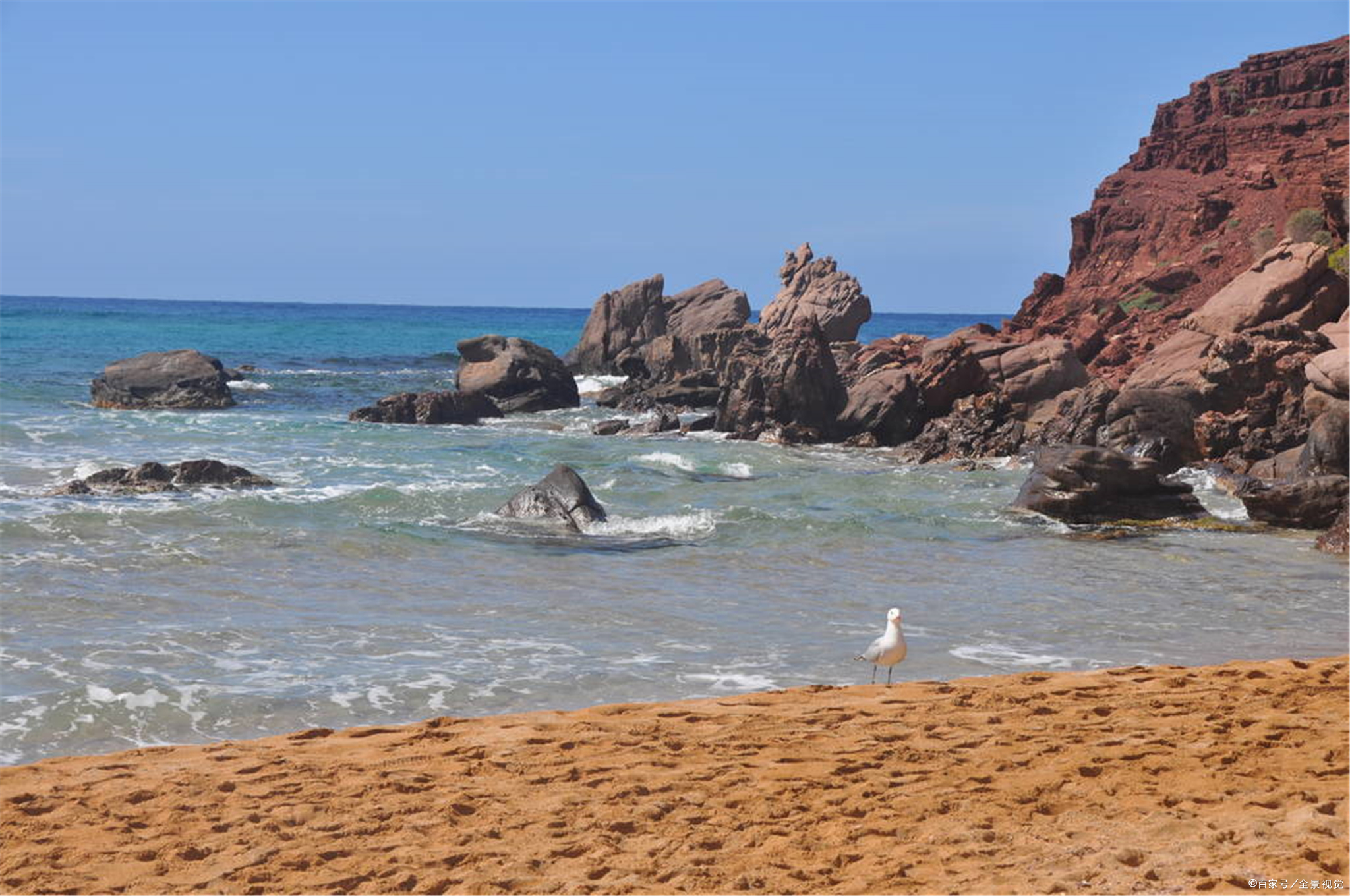 西班牙梅诺卡岛,不仅有浪漫的沙滩,还有令人望而却步的悬崖峭壁