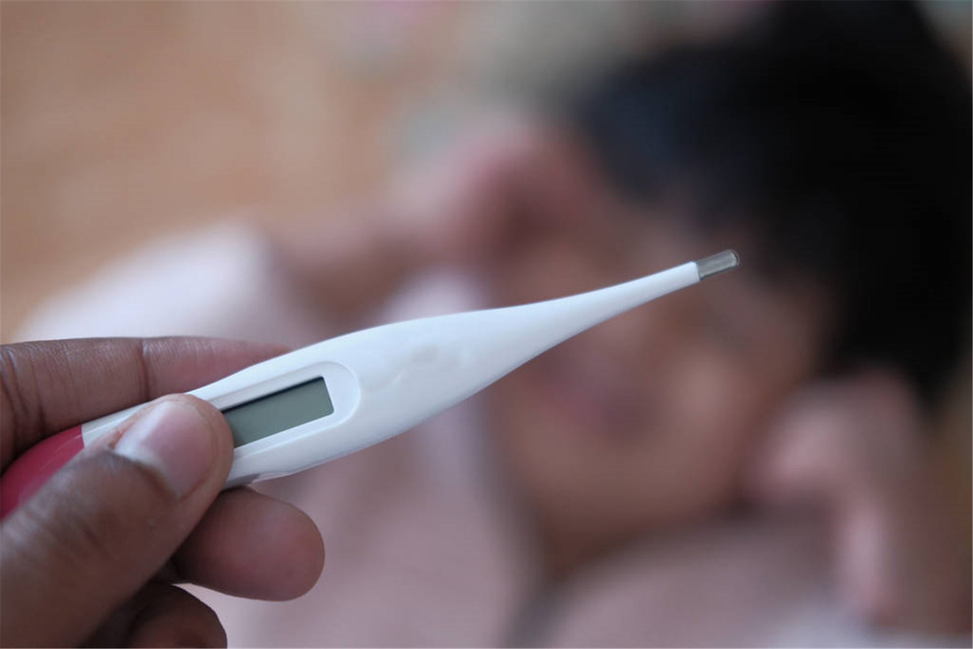 幼儿急疹又叫做婴儿玫瑰疹,由人类疱疹病毒六和七型感染引起的,最主要