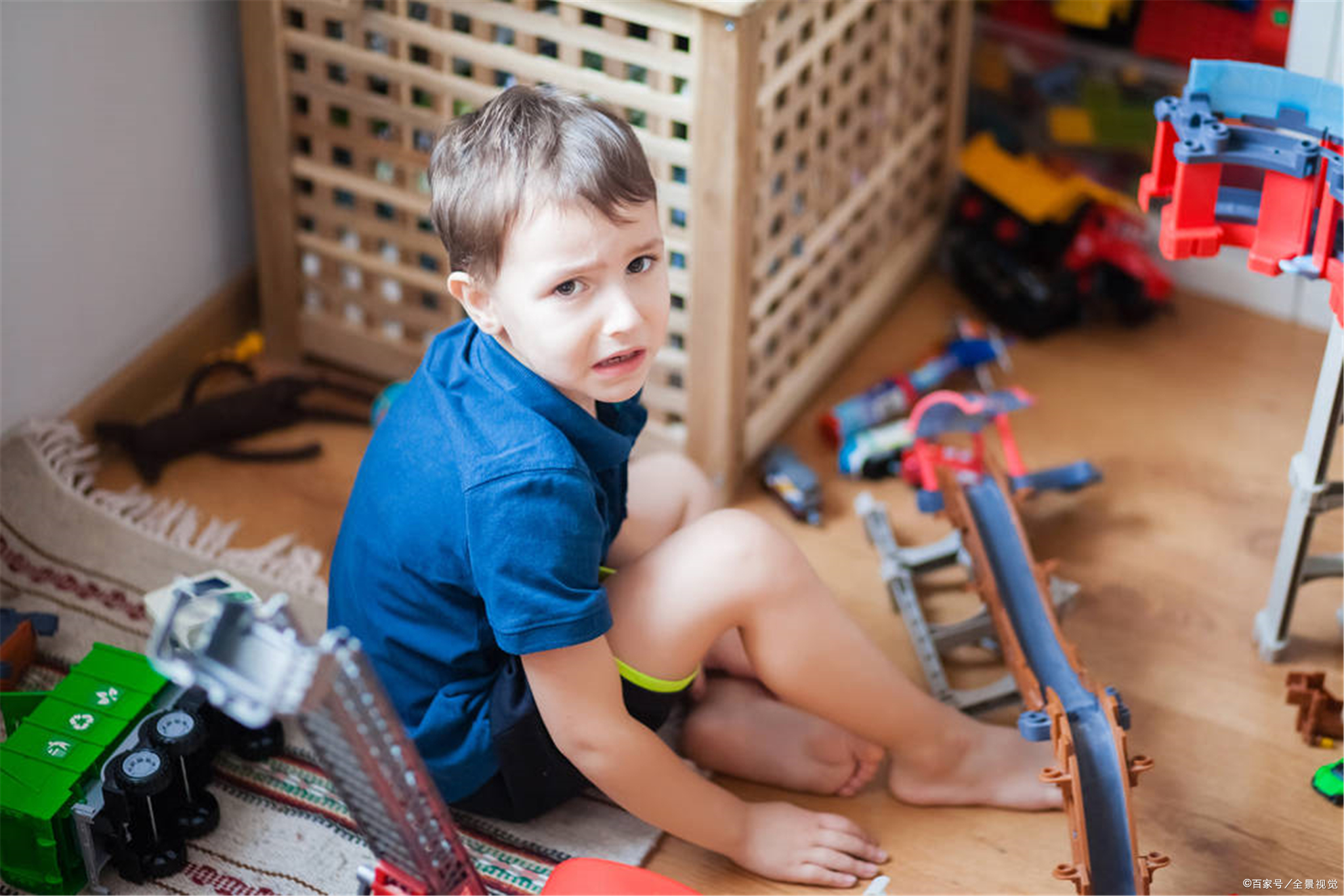 宝宝爱乱扔东西而且屡教不改爸爸妈妈生气又无奈怎么办
