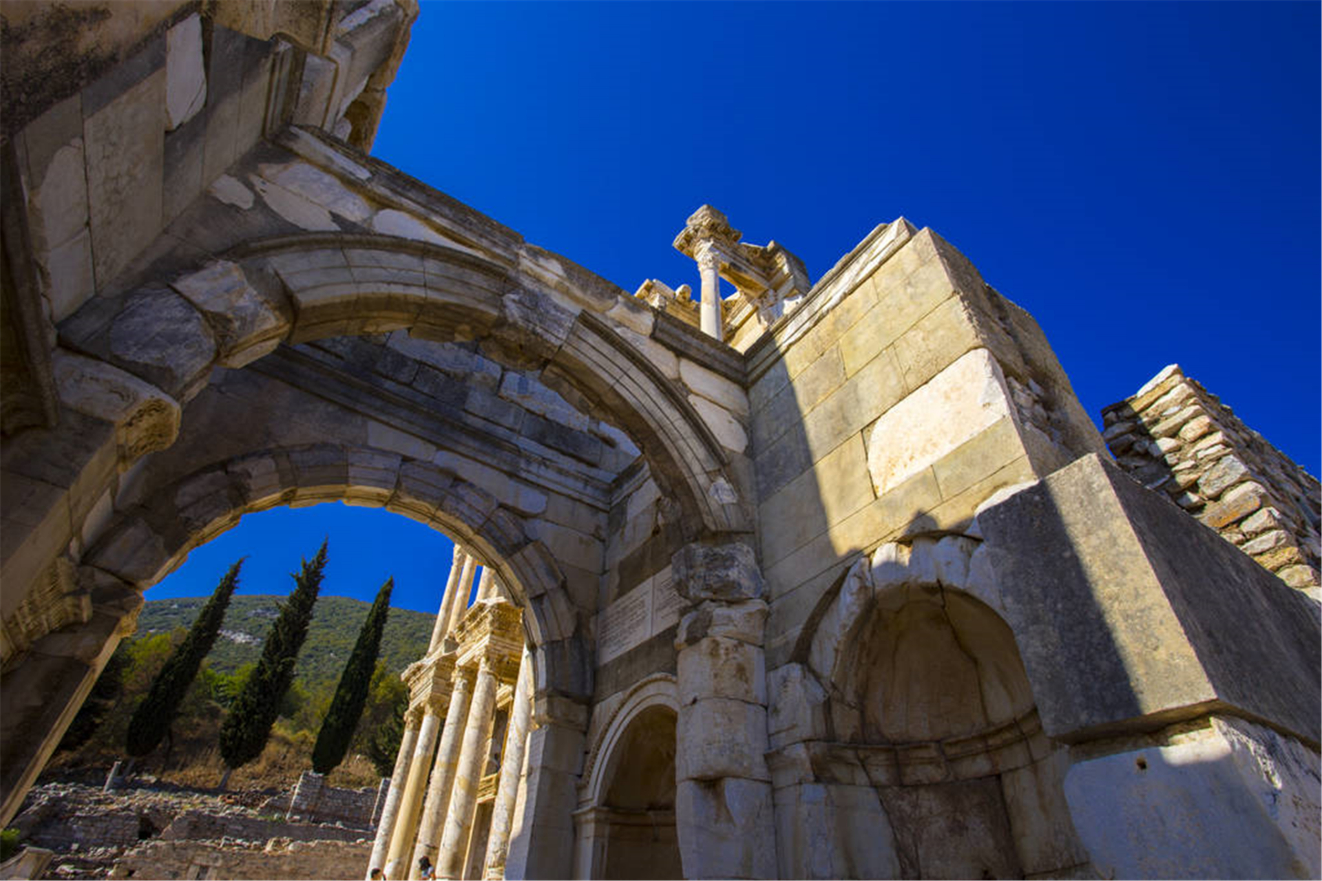 美好生活家# #旅游攻略# 提尔古城,位于黎巴嫩首都贝鲁特以南约80