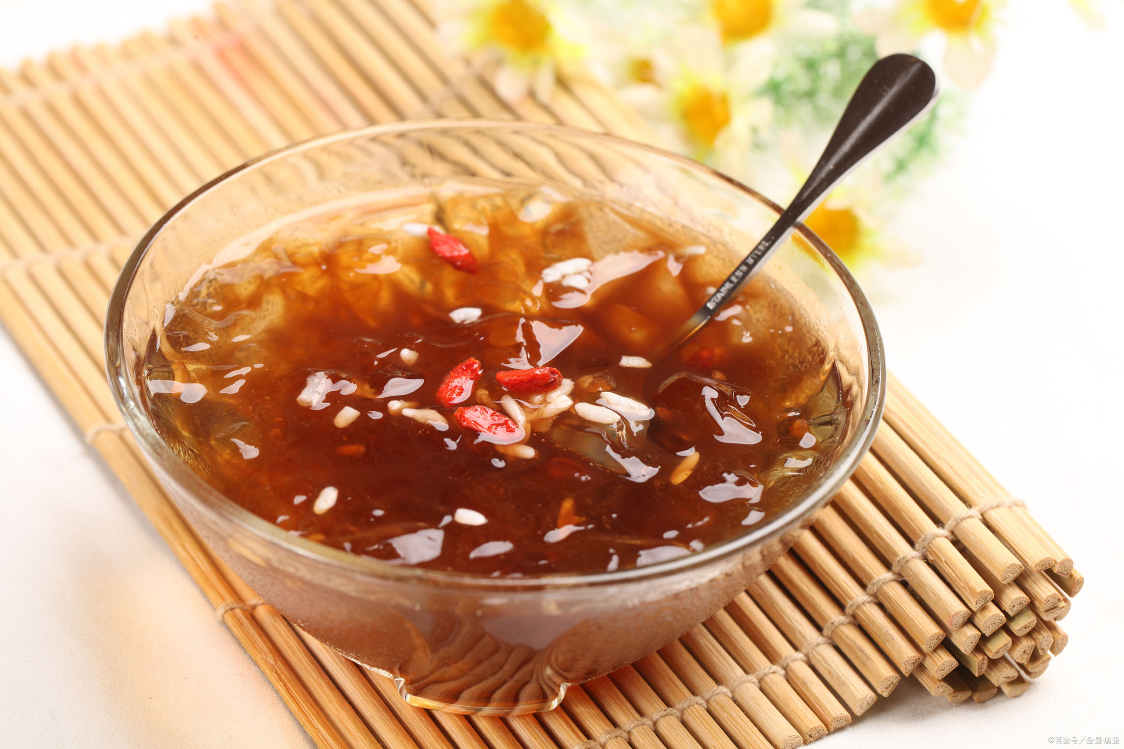 不同于原本的红糖冰粉,现代冰粉 在原味的基础上进行了变革.