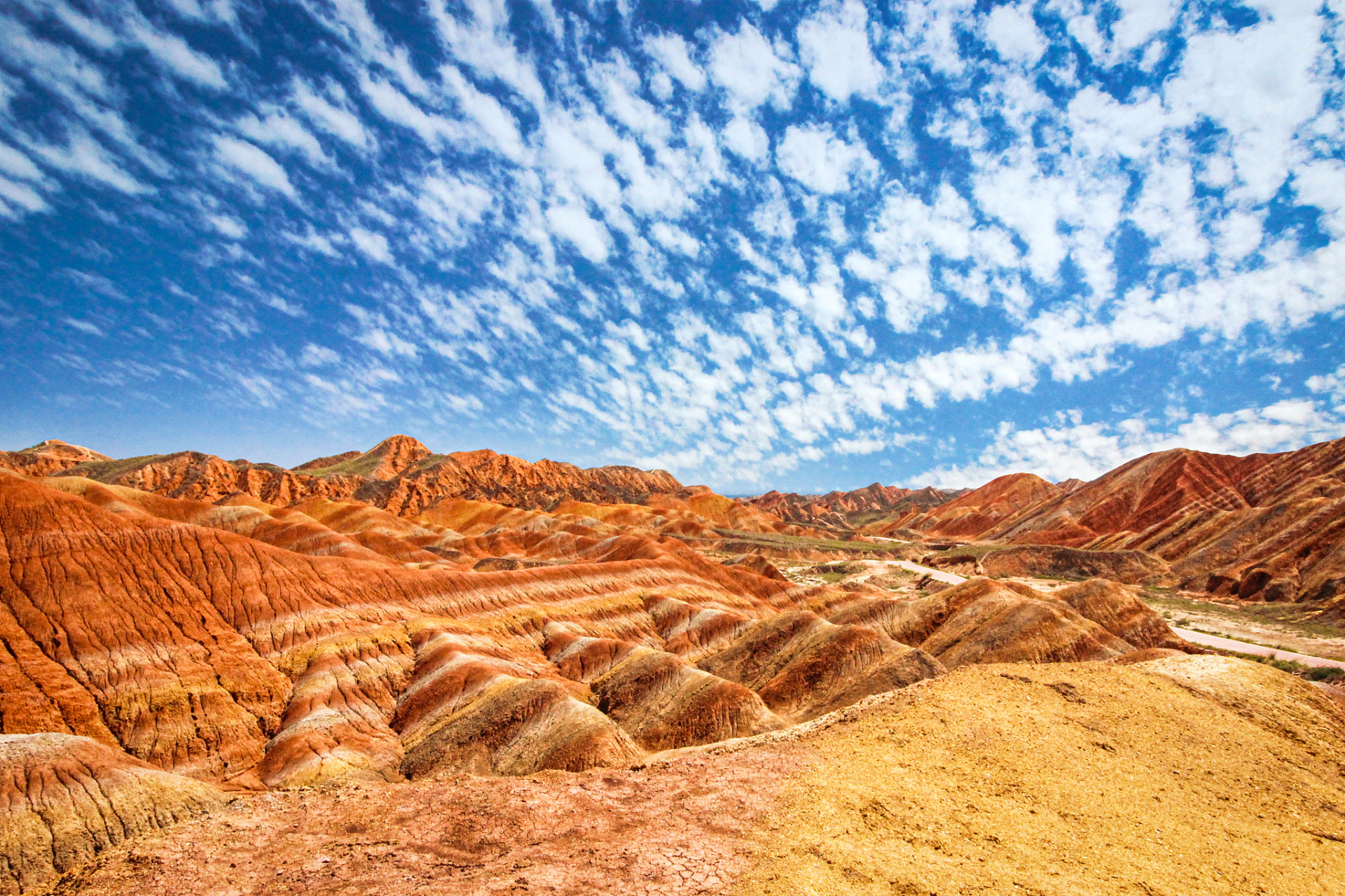 中国甘肃省张掖市位于丝绸之路南线上,是一座历史悠久的城市,拥有着