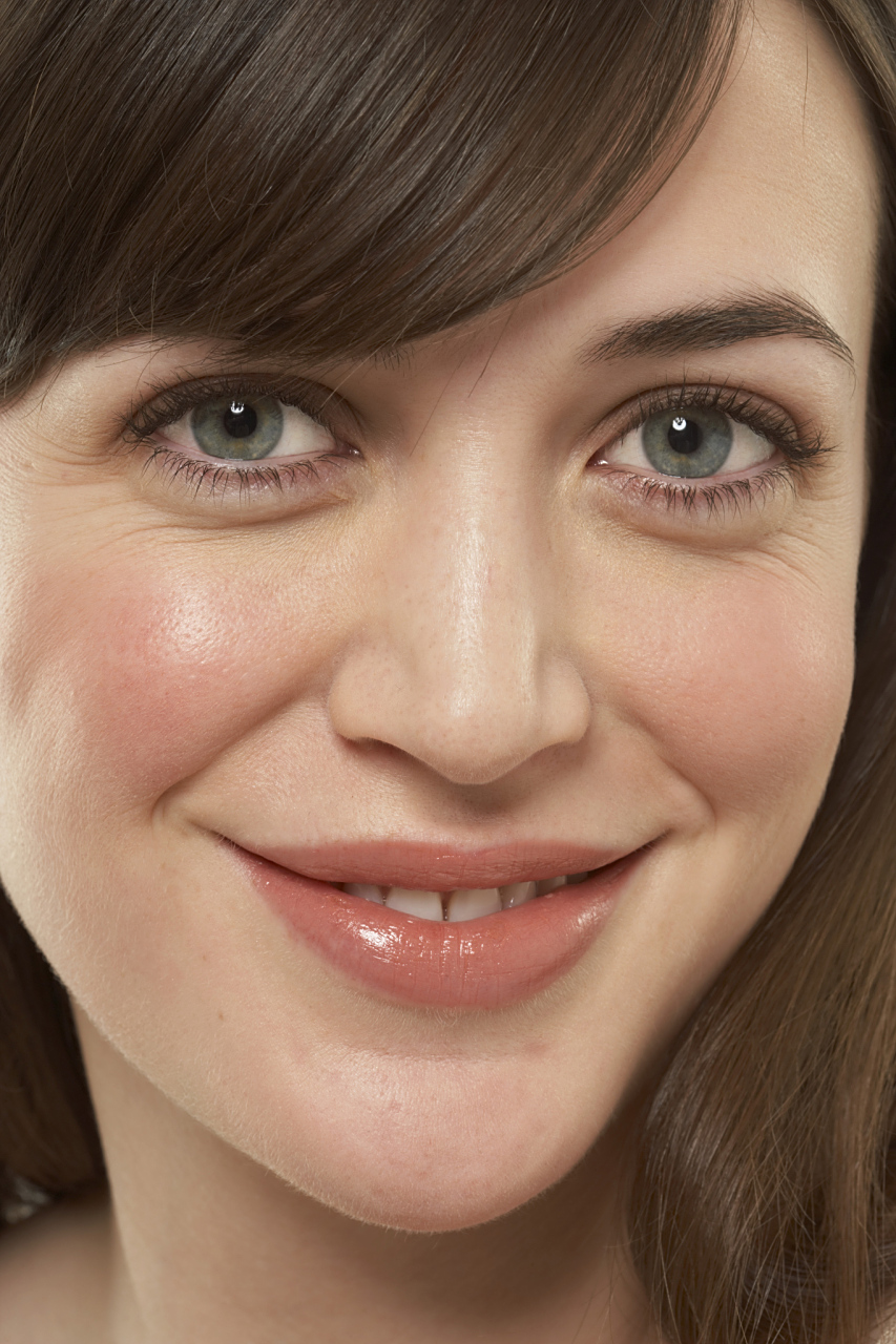 如线雕或拉皮手术,来提升面部的肌肤,从而减轻法令纹的