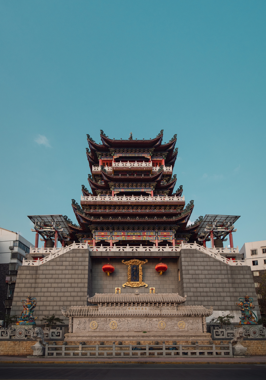 旅游攻略:许昌春秋楼位于许昌市中心,交通便利.