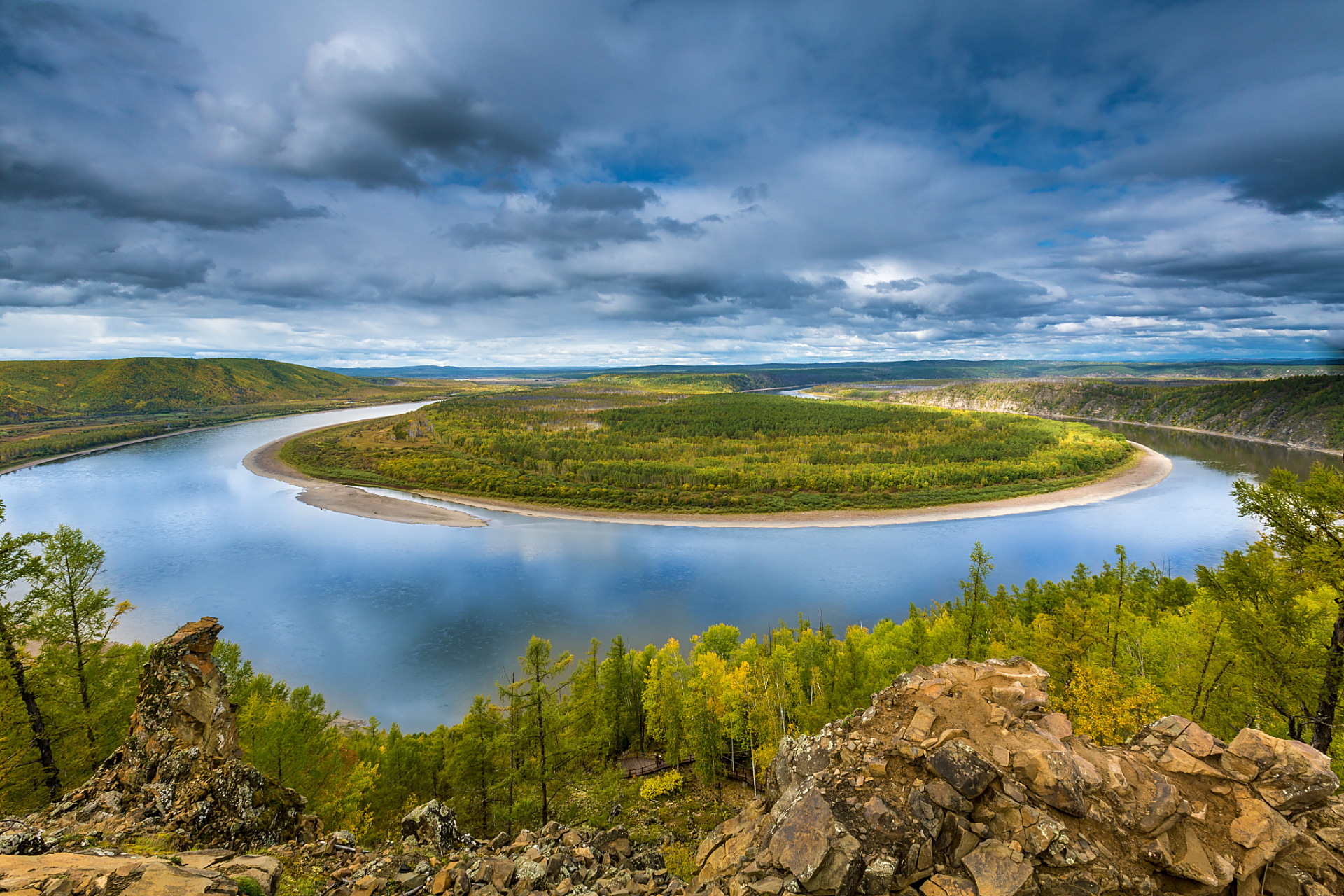 当读到《额尔古纳河右岸》这部小说时,我深感到这篇作品关注到了人类