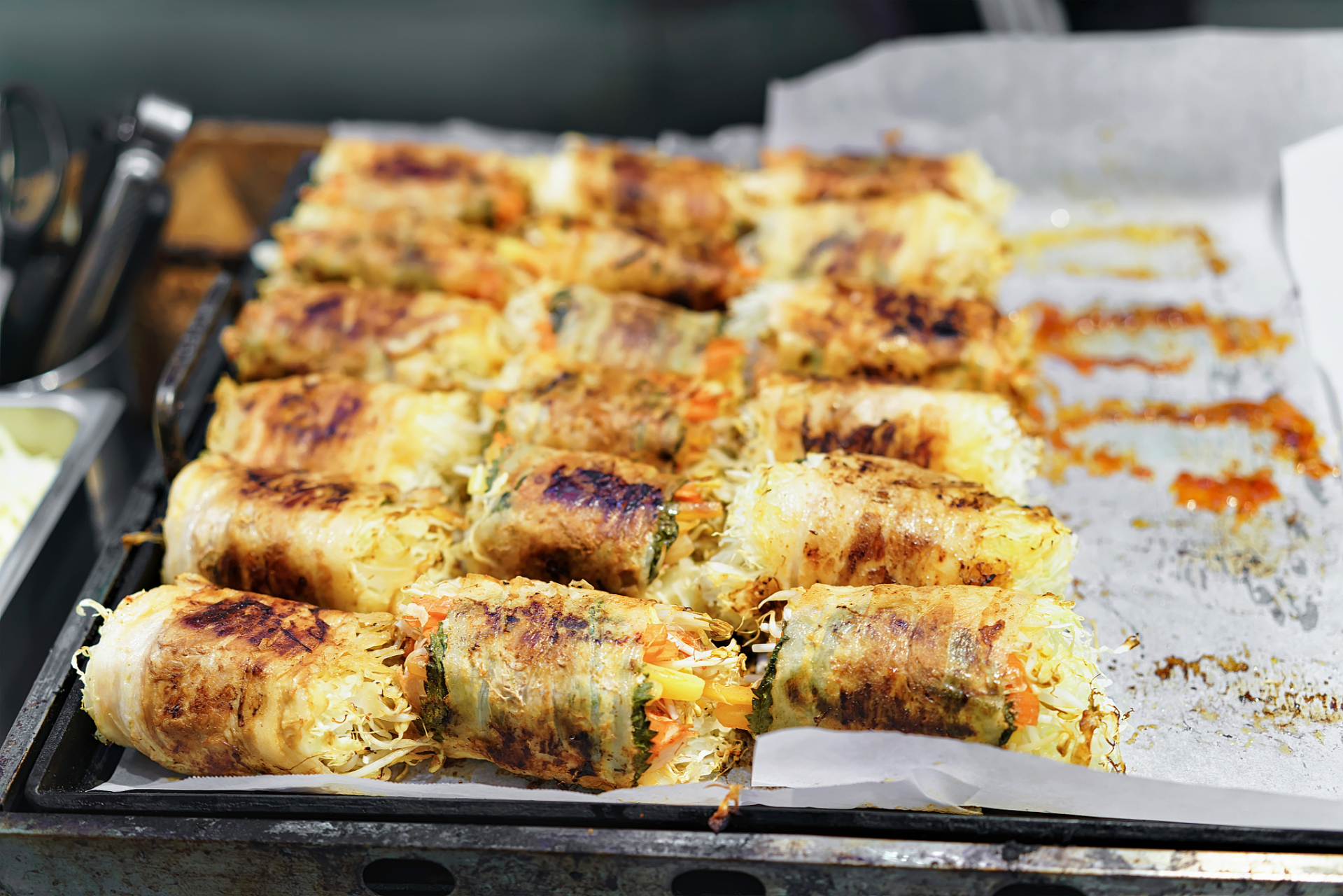 云南十八怪之一烤乳扇,大理街头最常见的小吃,将筷子劈为两半,中间夹