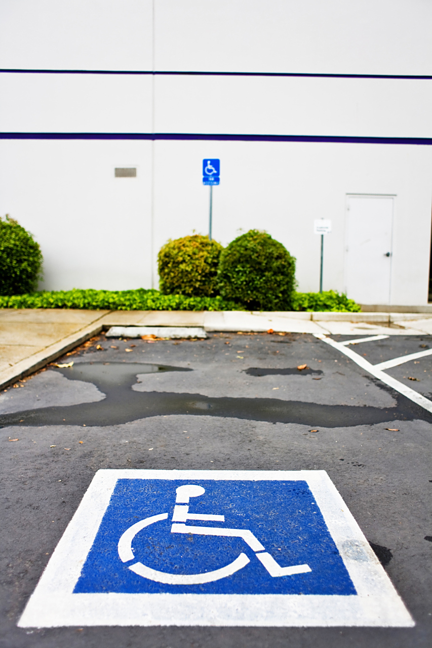 百位路人通过接力的方式,用彩色画笔绘制了一个与众不同的无障碍车位