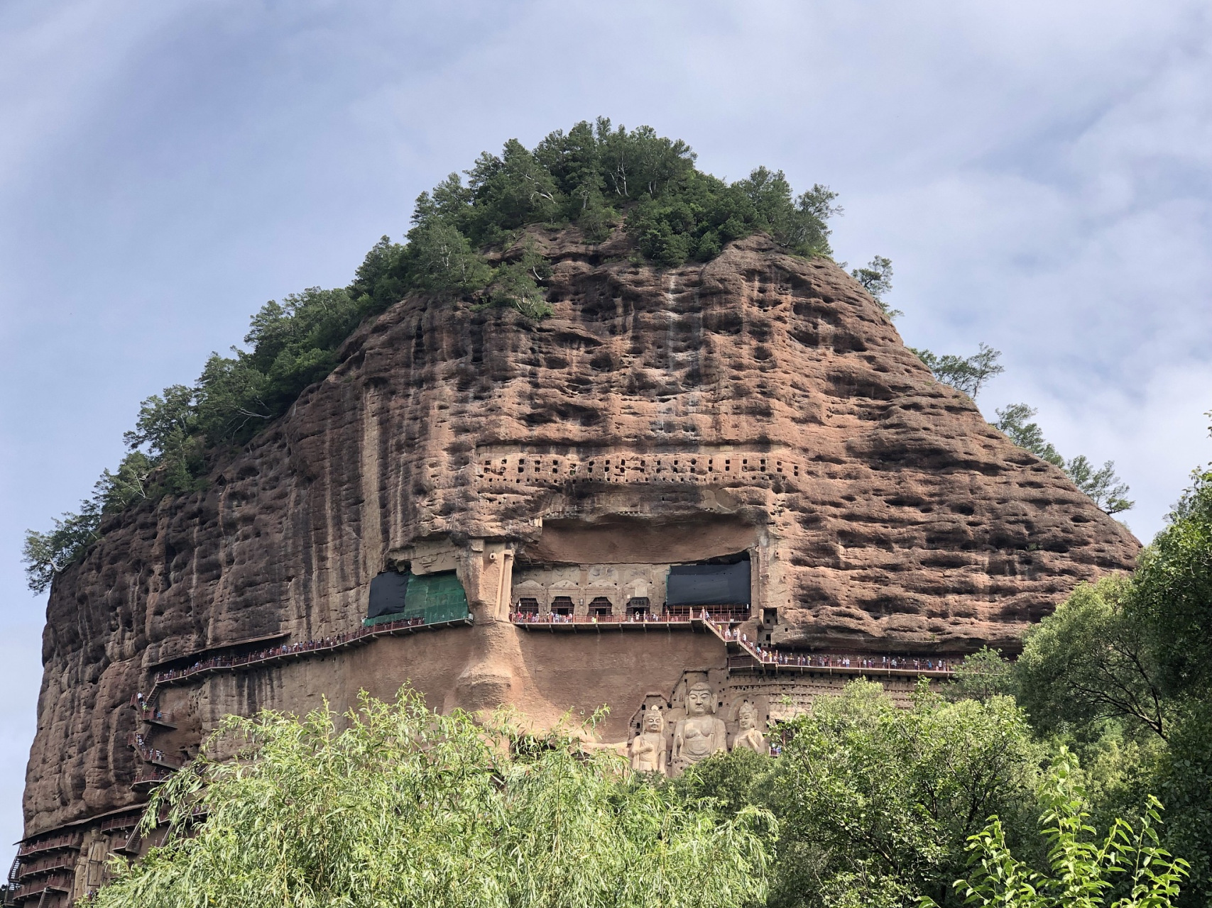 麦积山石窟,位于甘肃天水,是中国四大石窟之一,也是东方雕塑陈列馆.