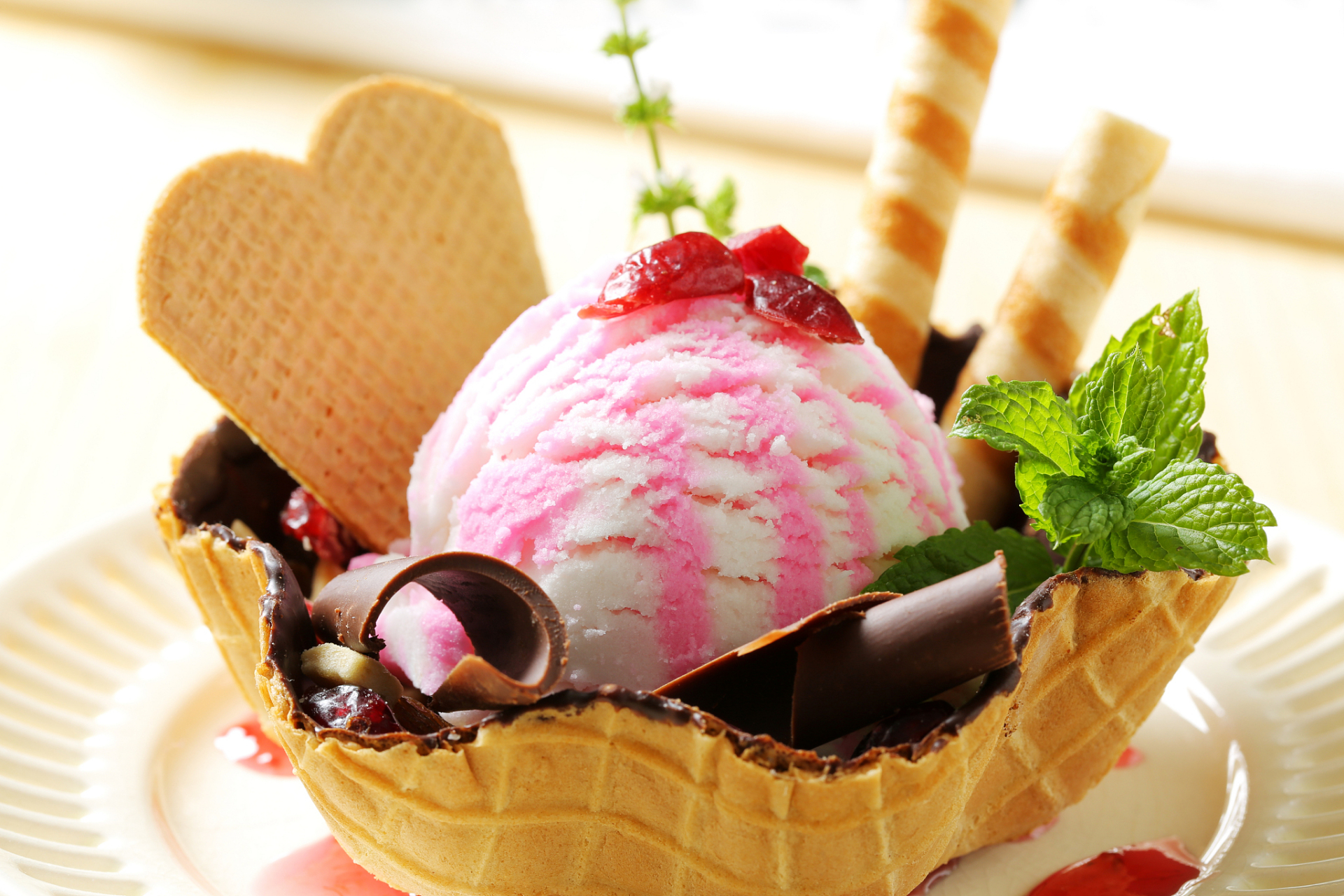 大家好,欢迎来到壮乡美食课堂,炎炎夏日,如何在家简单制作美味冰淇淋?