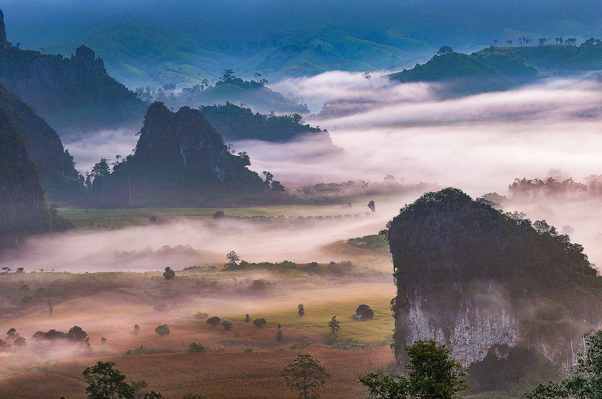 8米,相对高度261.8多米,包括双乳峰,石林,原生态布依文化