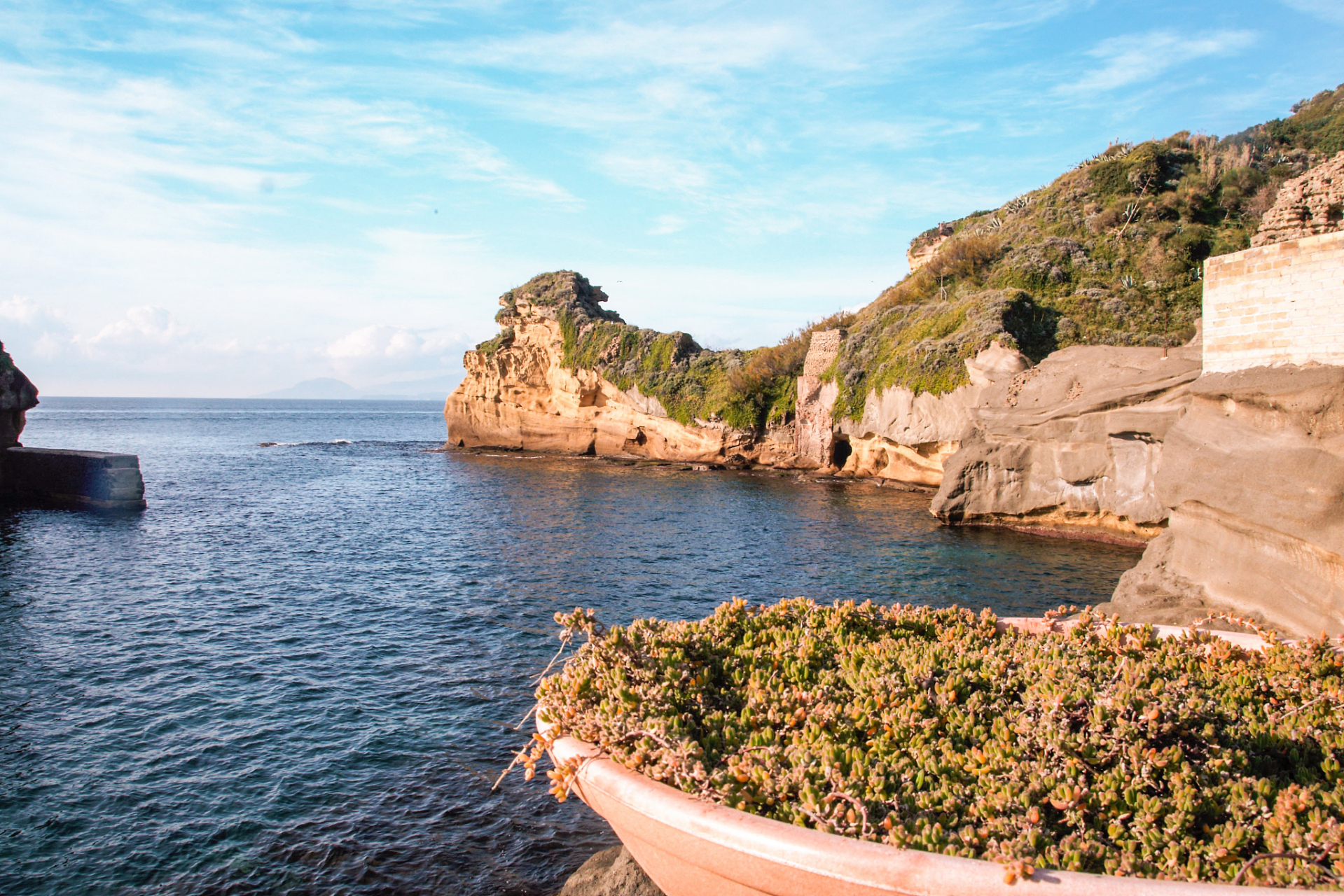 文章介绍了珠海横琴岛,香港迪士尼乐园,深圳大梅沙海滨公园,东部华侨