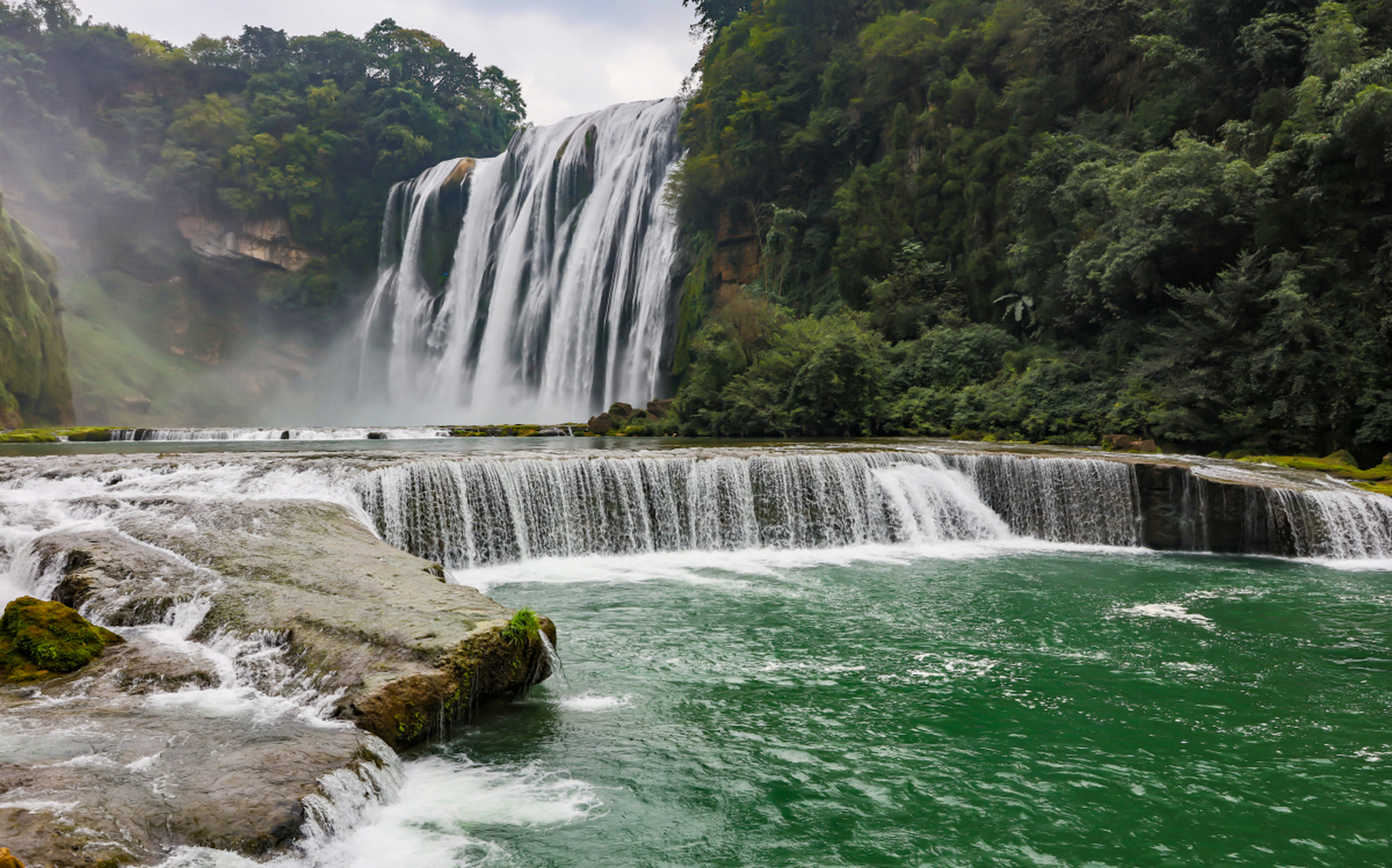 瀑布水流激烈,声如雷霆;水花四溅,犹如白玉飞溅.