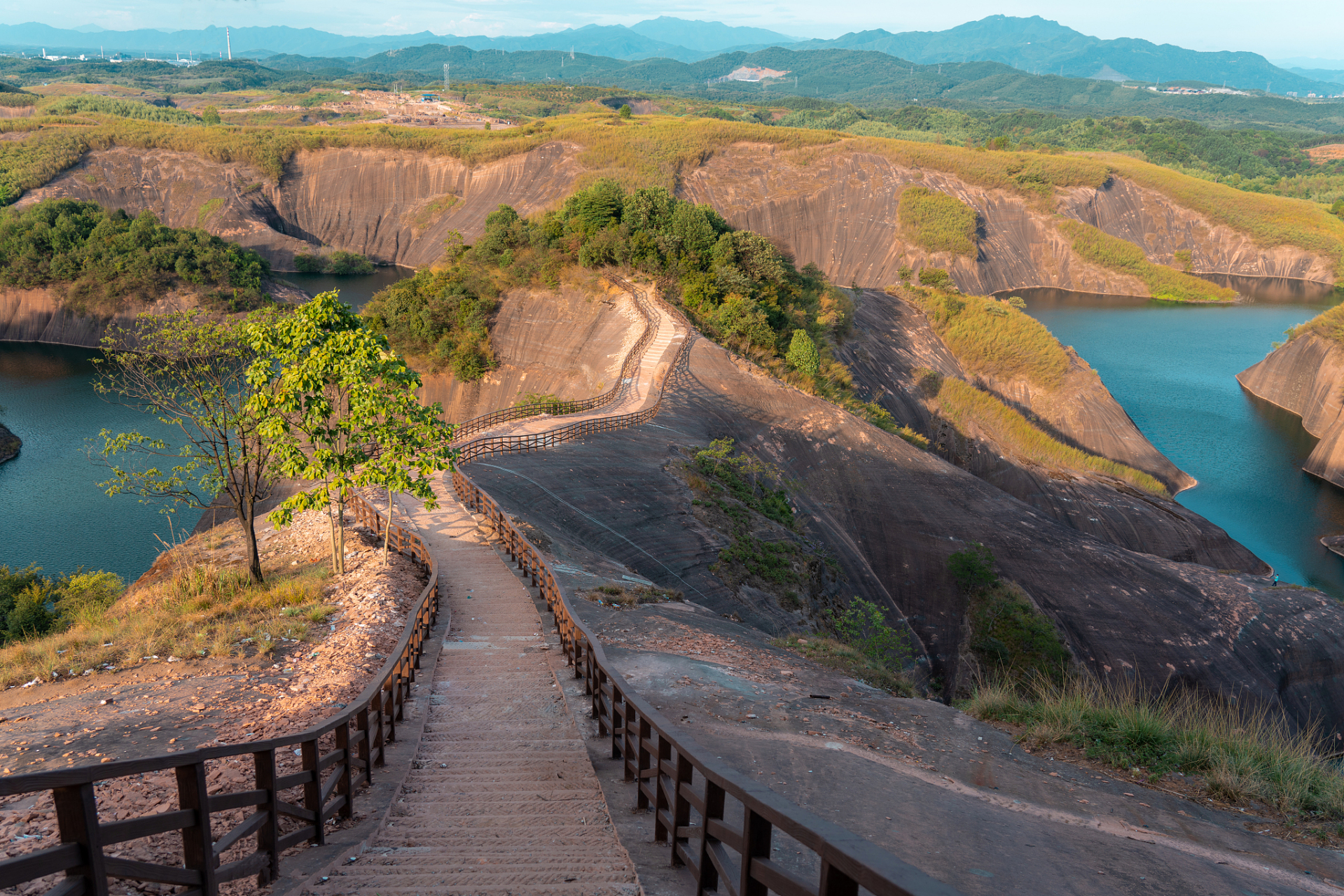 飞天山风景区,位于湖南省郴州市苏仙区西北部,是一座以自然风光和人文