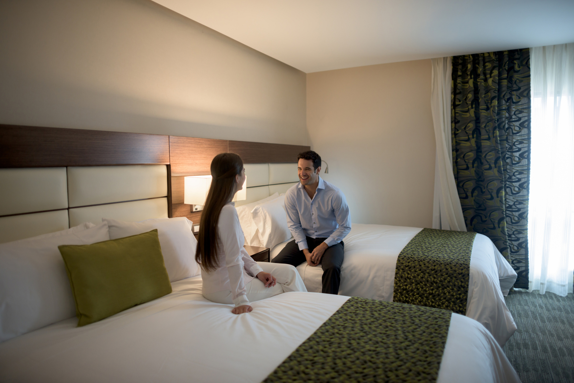 前几天我和情人在酒店幽会,这时传来了敲门声.