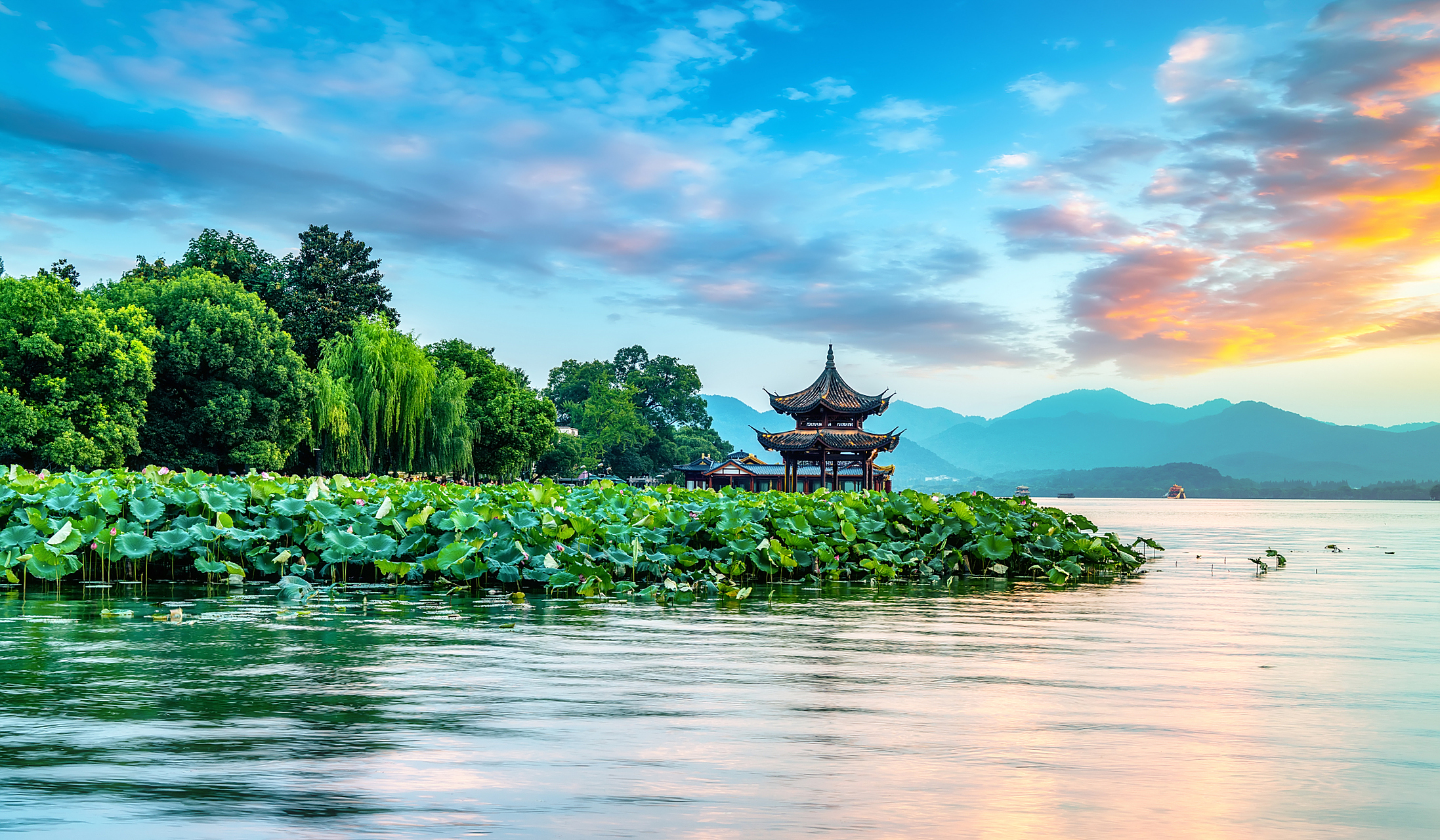 西湖:杭州的著名风景区,被誉为"天堂",是中国七大古迹之一.