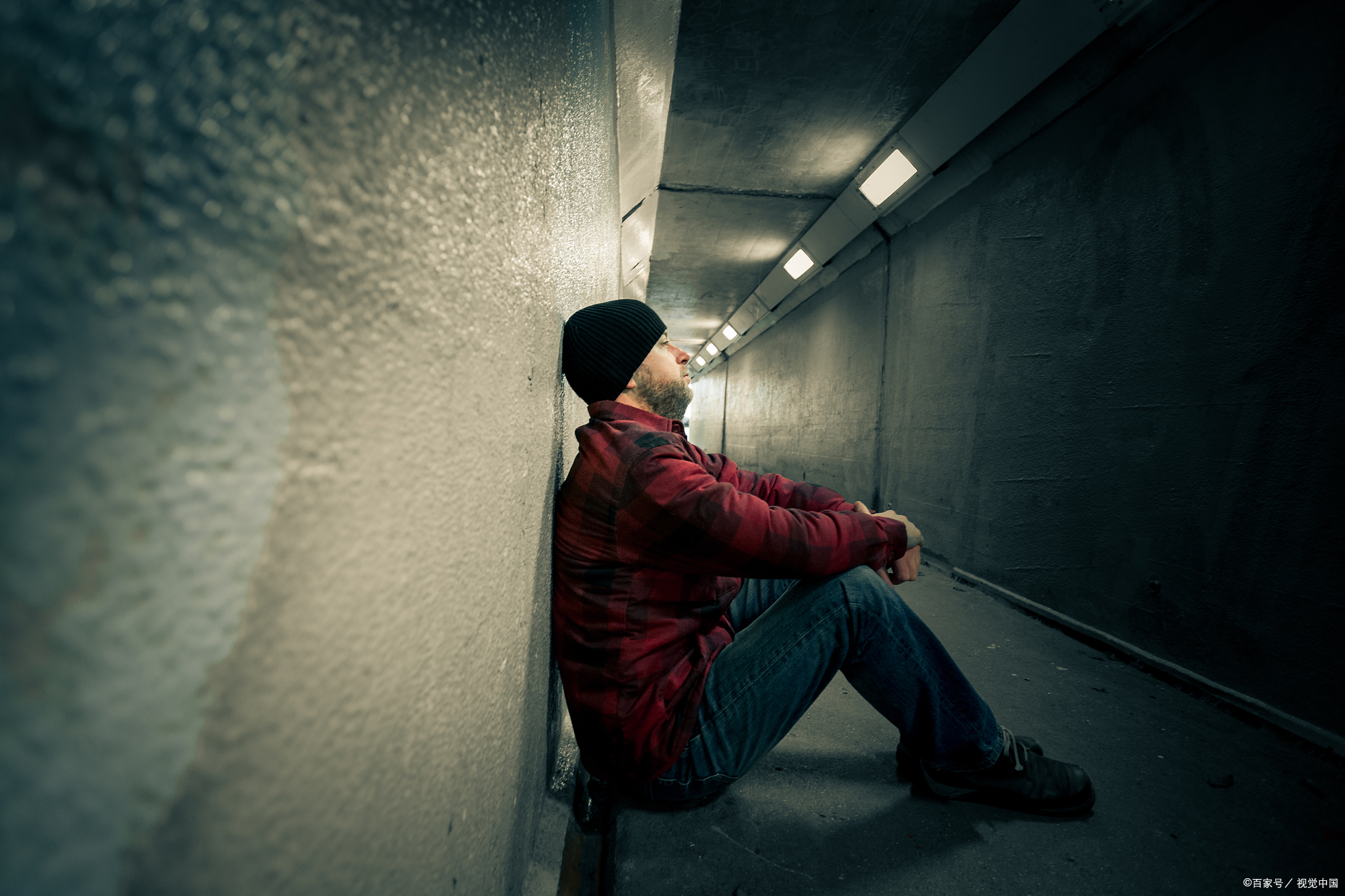 我与一位中年单身汉深夜聊天时,他吐露出对曾经的爱情失落和对未来的