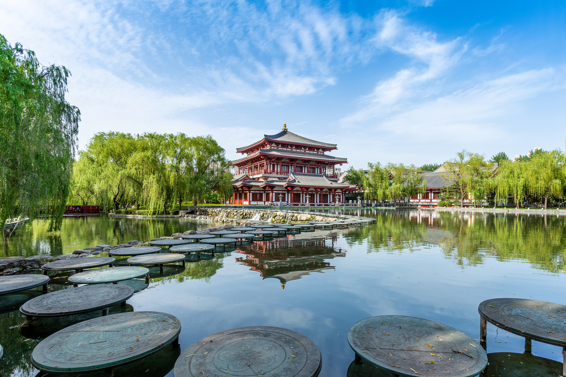 **大明宫国家遗址公园**:位于西安市新城区,是唐代大明宫遗址所在地.