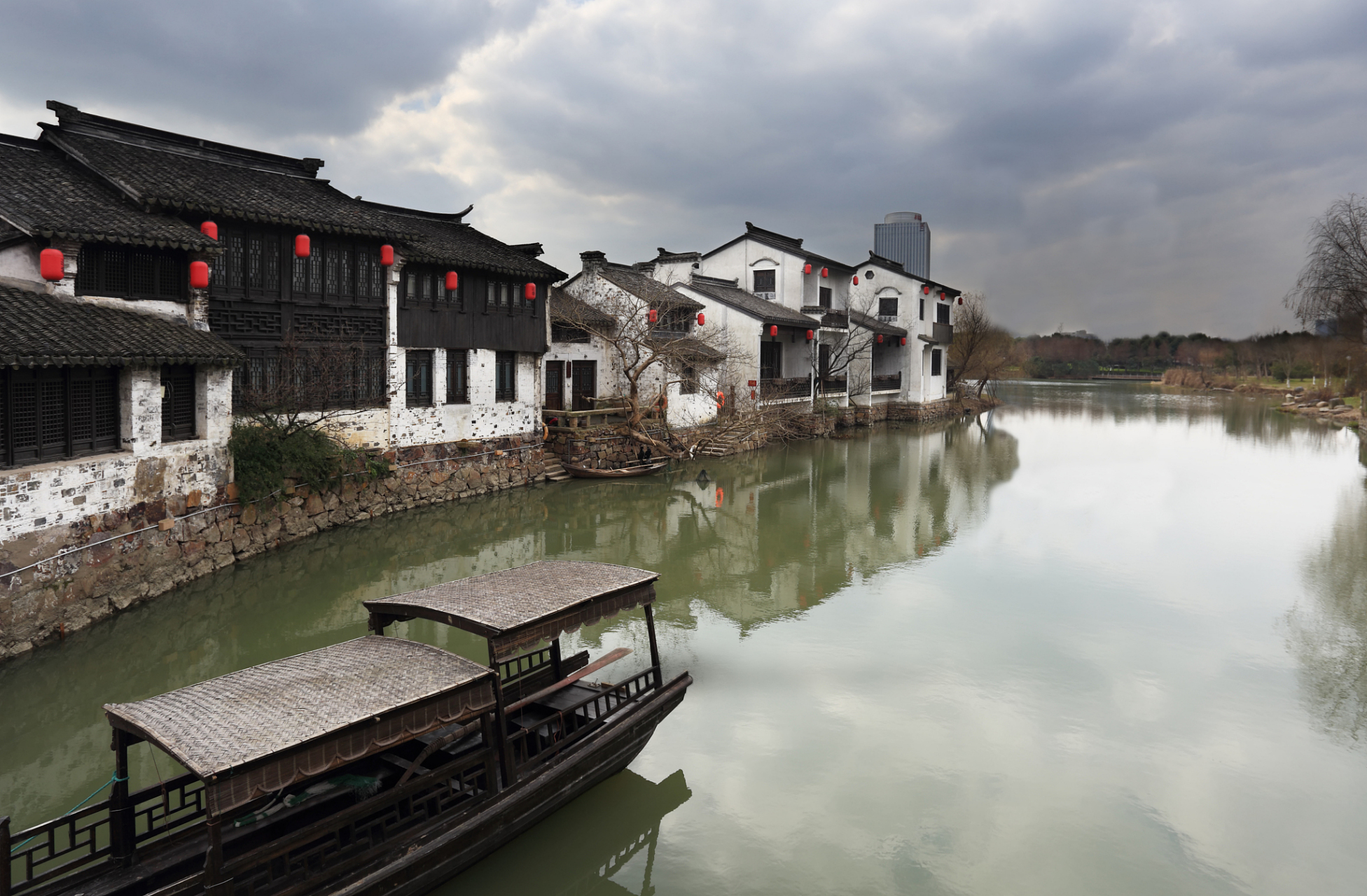 鸣鹤古镇,坐落在白洋湖旁,与五磊山风景区相邻,呈现出山水相依的绝美