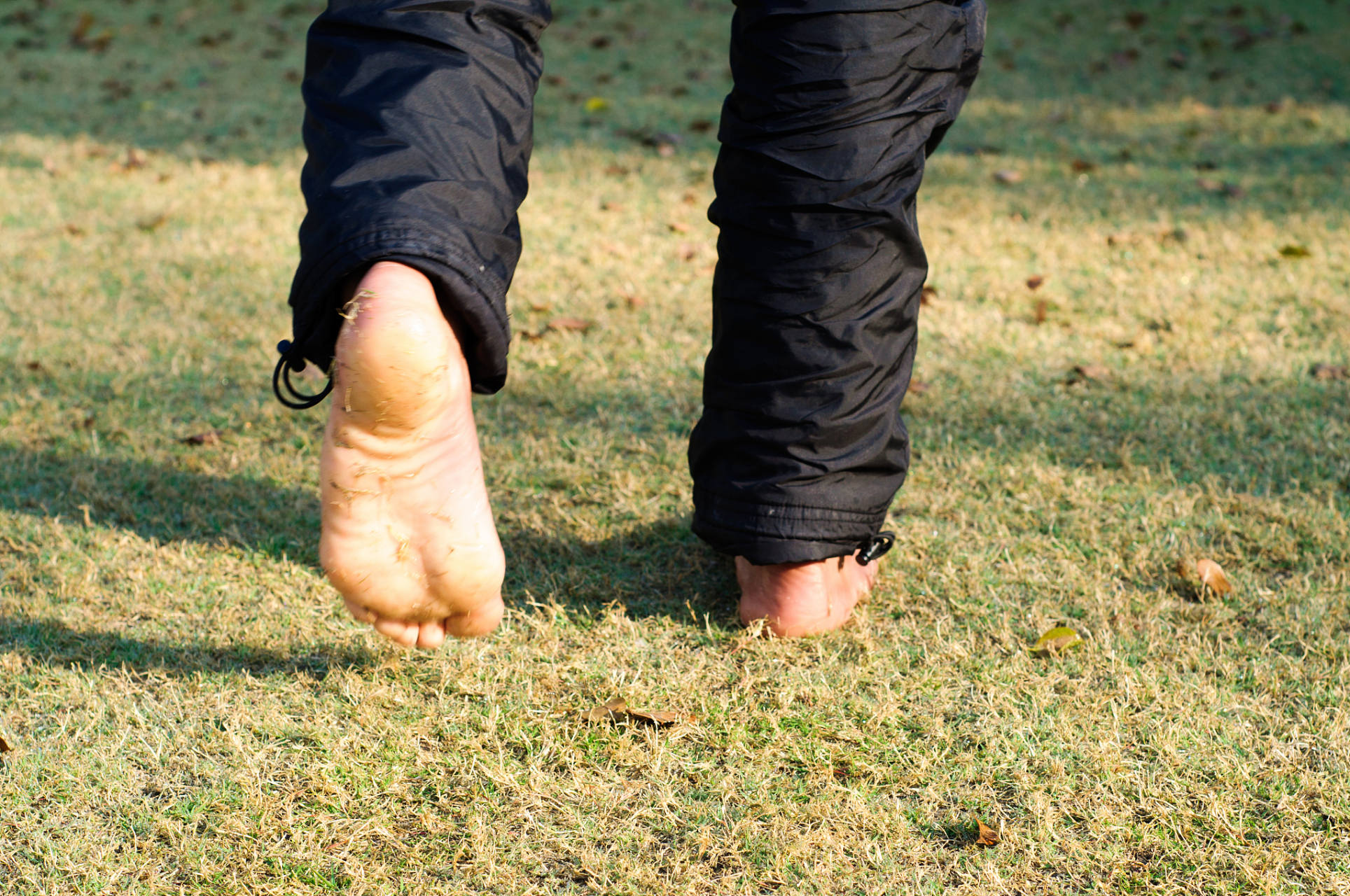 分享网友养生方法:每天赤脚踩水泥地板来回30个回合,每个回合大概20秒