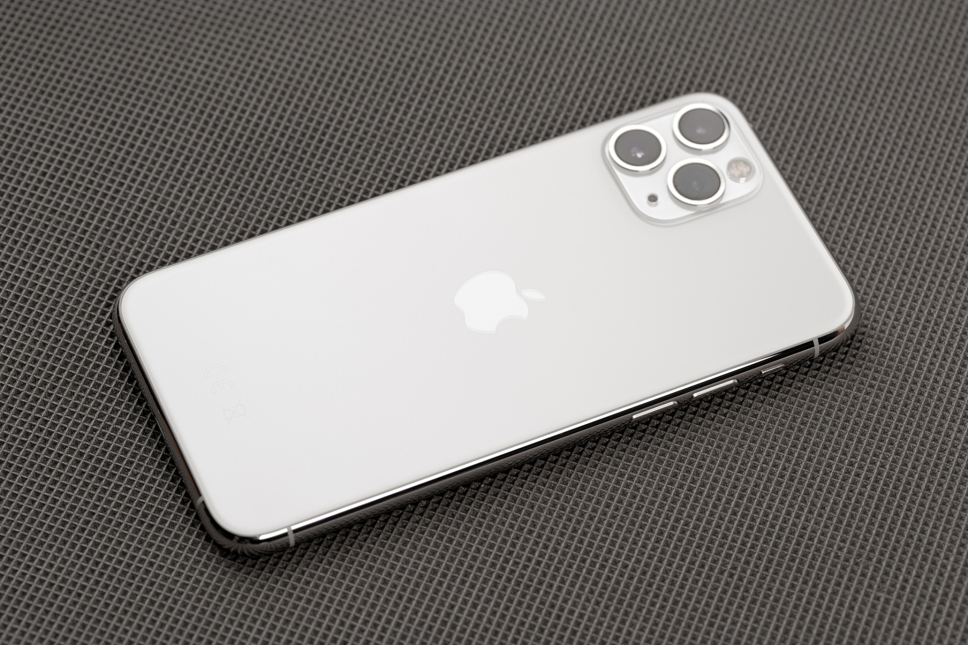 中国移动表示,该消息纯属谣言,并未有任何停售iphone的计划.