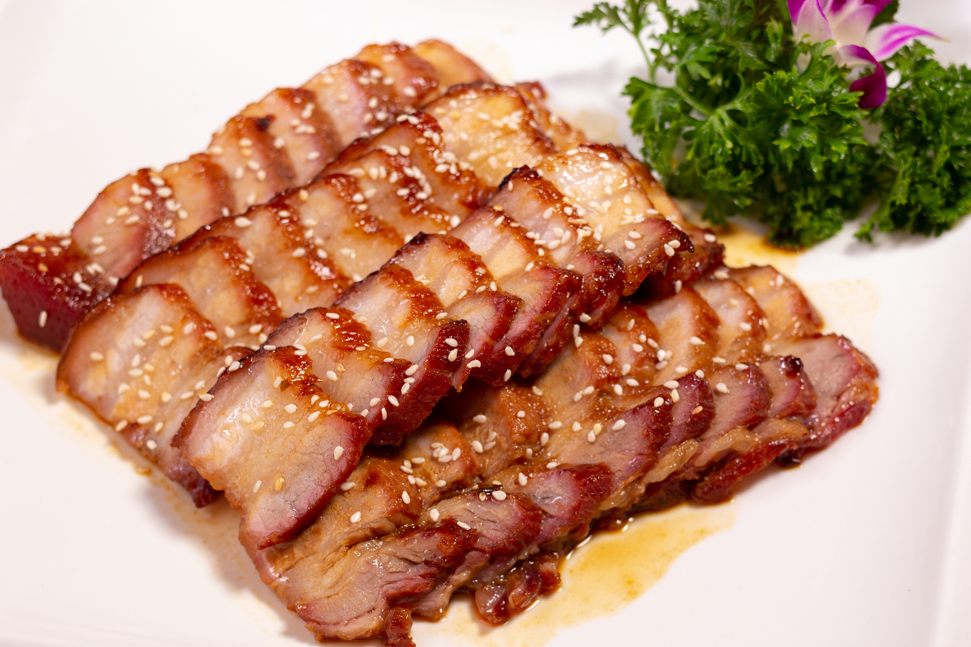 广式烧腊是广东菜中的一道经典美食,具有独特的口感和丰富的情感价值.