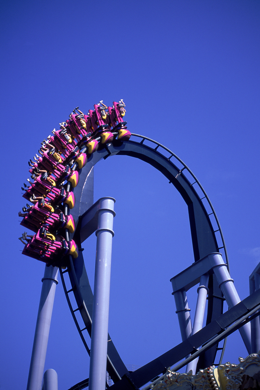 本周末,深圳有名景点欢乐谷的过山车"雪域雄鹰"发生车辆碰撞,造成8人